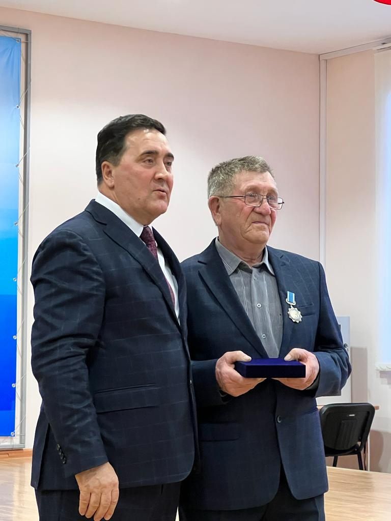 Каратуннан Илдүс абый Фәсхиев “Челтәр Компаниясе” алдындагы казанышлары өчен” медале белән бүләкләнде