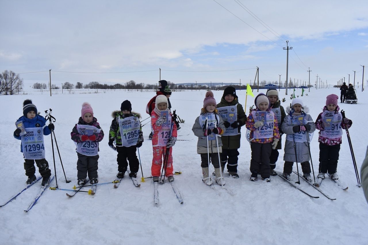 12 февраля, перед «Лыжной базой» Апастово прошел большой спортивный праздник