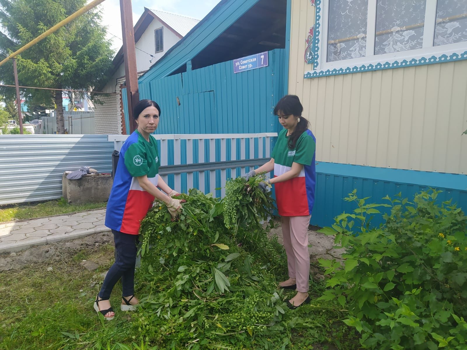 Волонтеры Апастовского местного отделения Партии "Единая Россия" в рамках акции «Выходные с ветераном» помогли пожилой бабушке