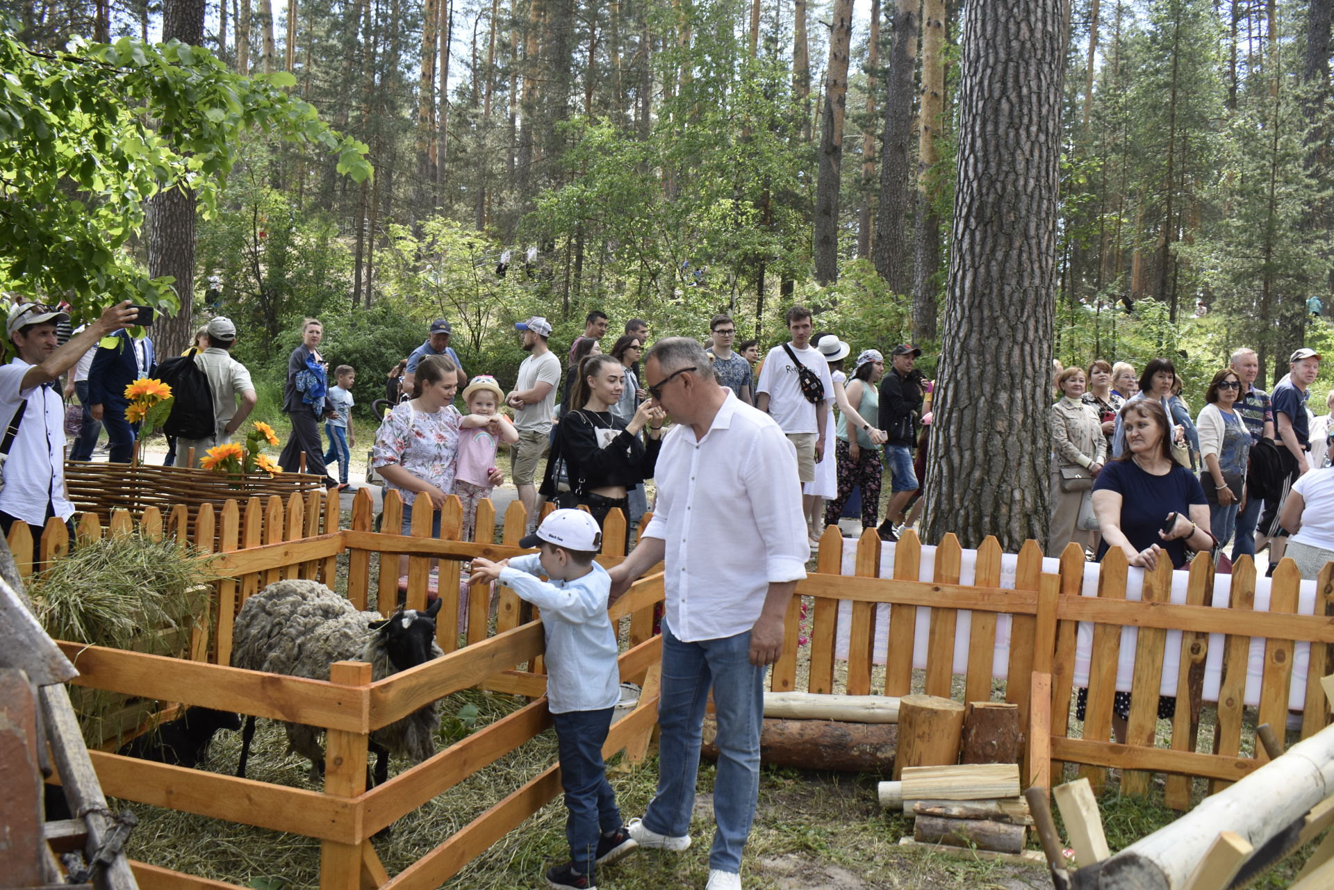 Апаслылар Казан халкына бәйрәм кәефе бүләк иттеләр