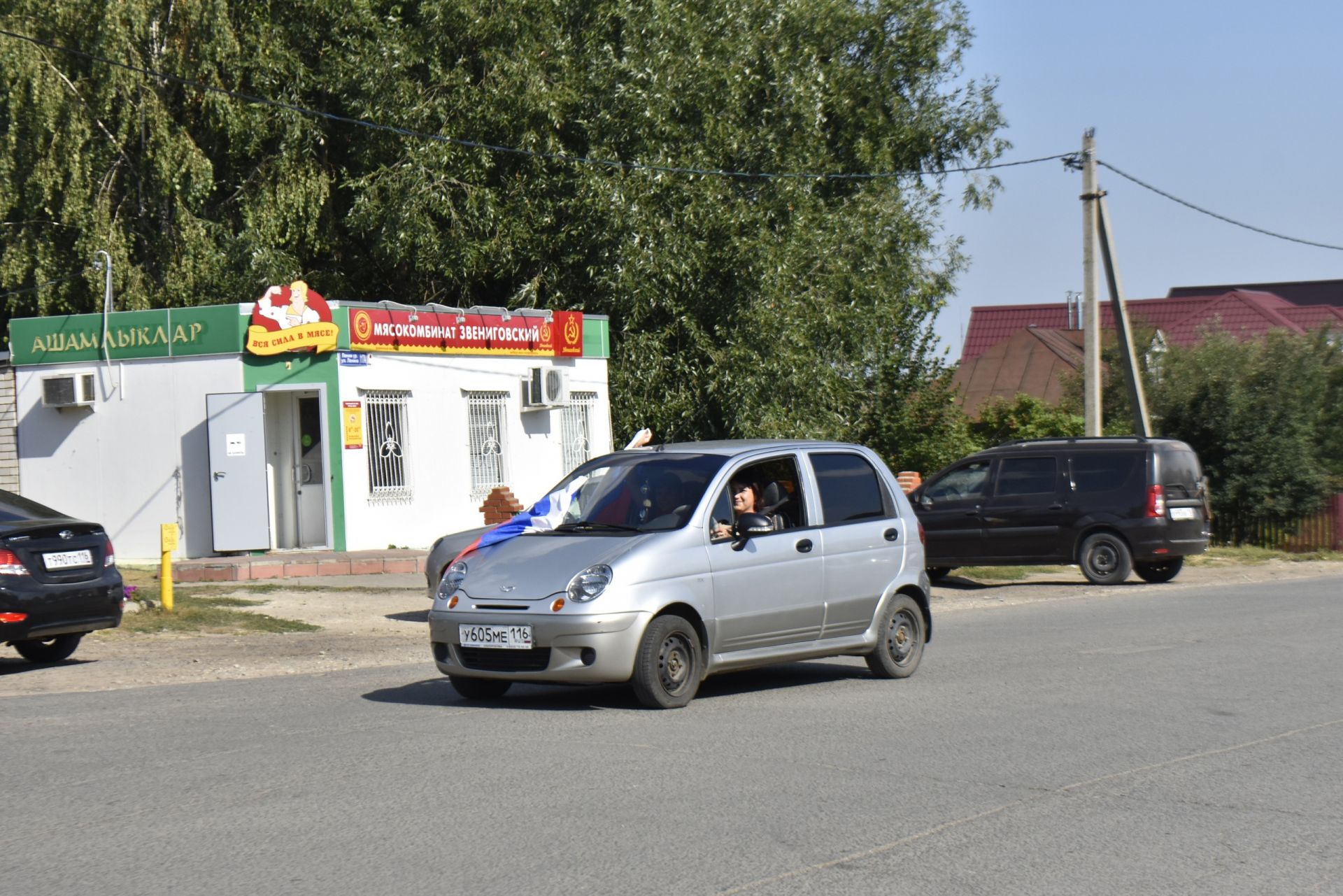 Апаста Россия флагы көне уңаеннан машиналар парады узды