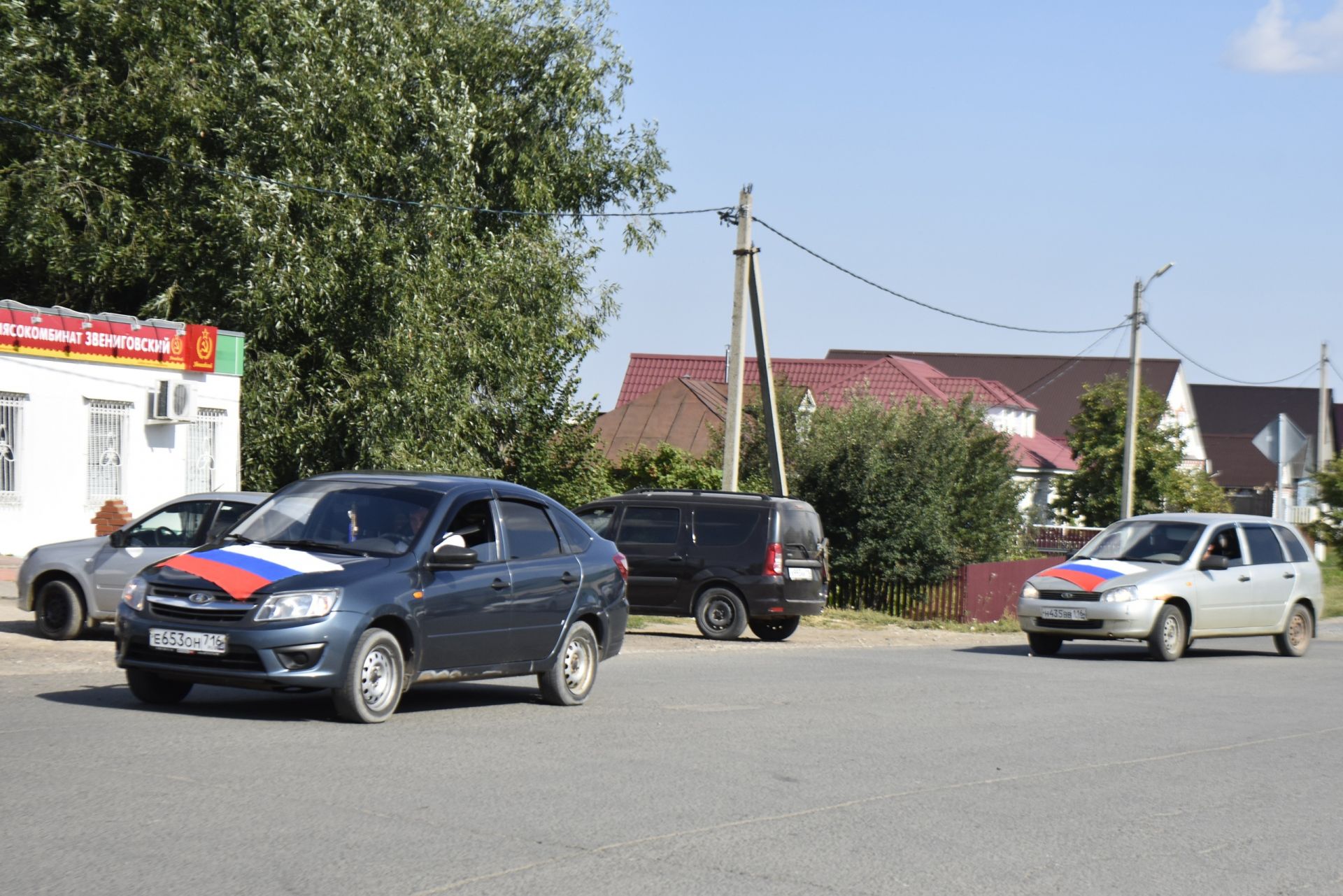 Апаста Россия флагы көне уңаеннан машиналар парады узды