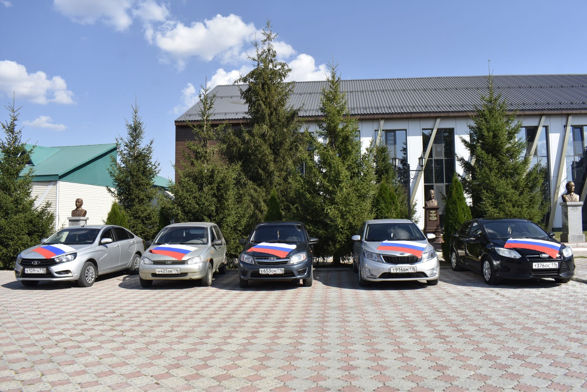 Апаста Россия флагы көне уңаеннан машиналар парады узды
