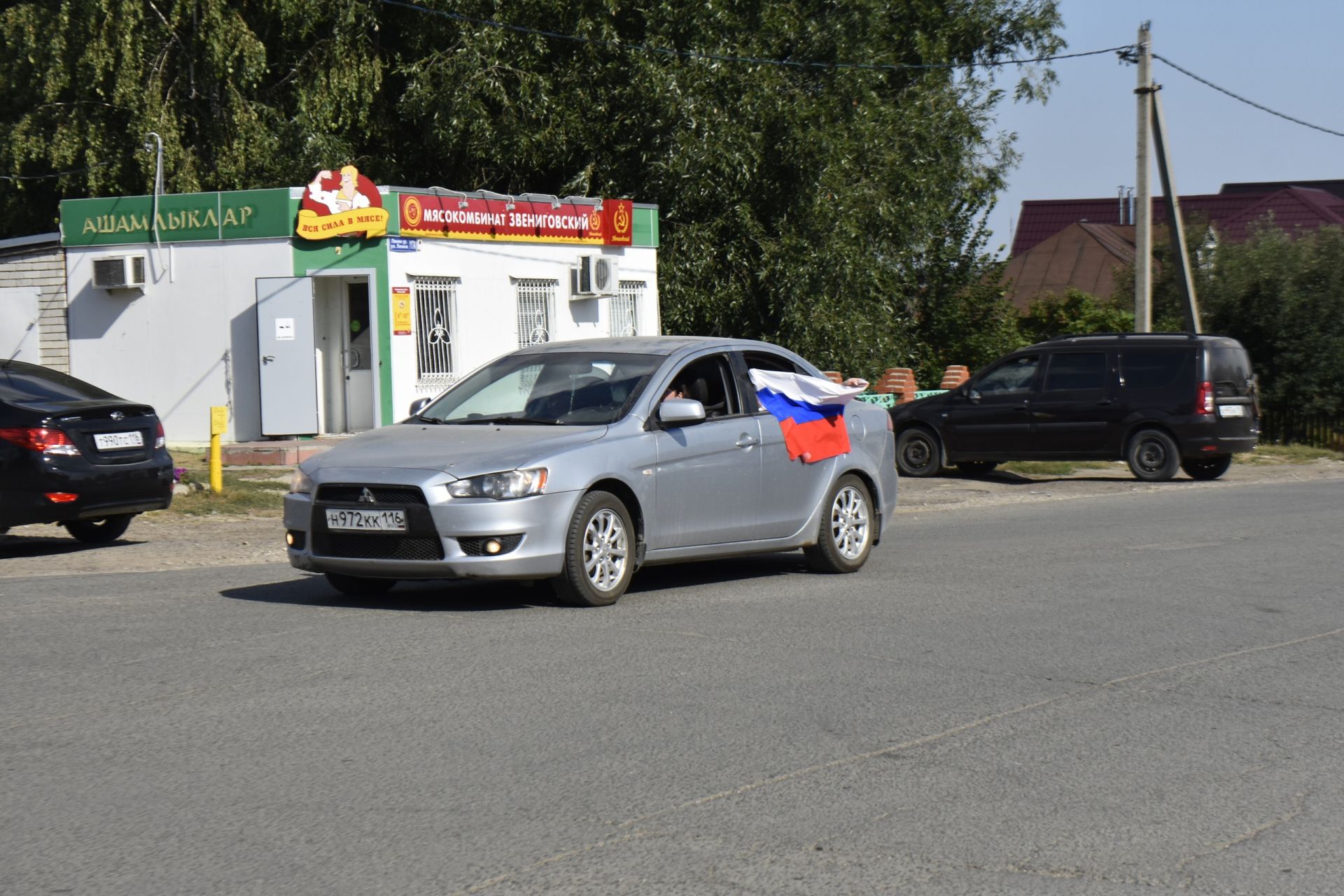 Апаста Россия флагы көне уңаеннан машиналар парады узды