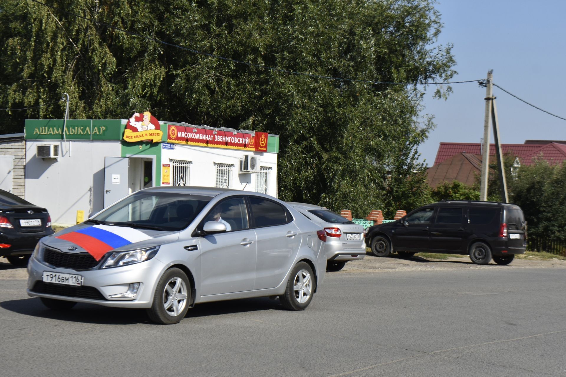 Апаста Россия флагы көне уңаеннан машиналар парады узды