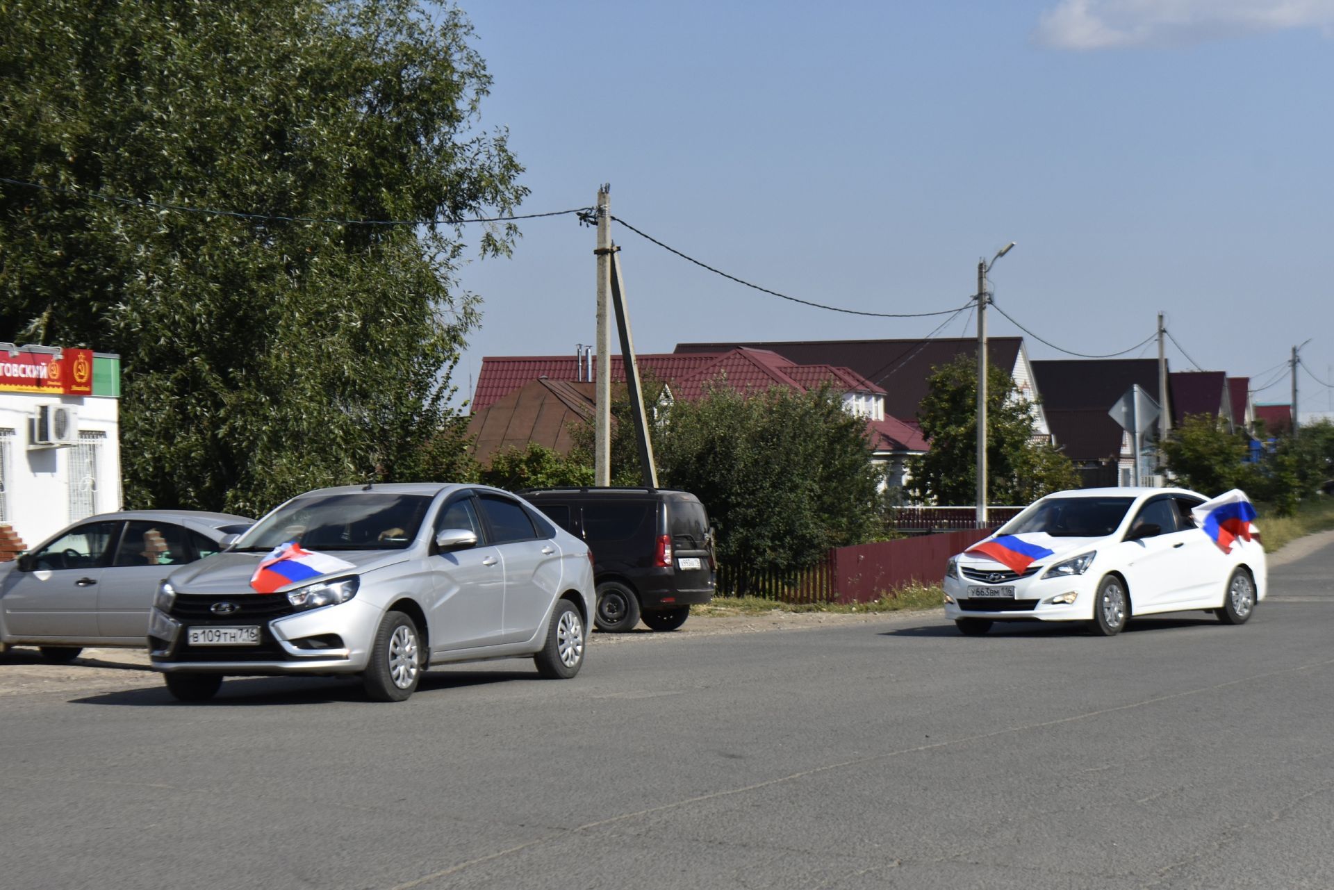 Апаста Россия флагы көне уңаеннан машиналар парады узды