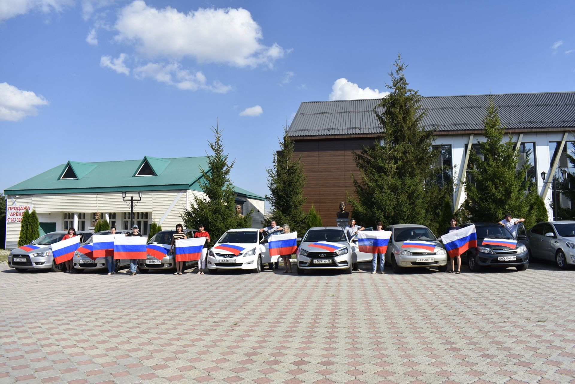 Апаста Россия флагы көне уңаеннан машиналар парады узды