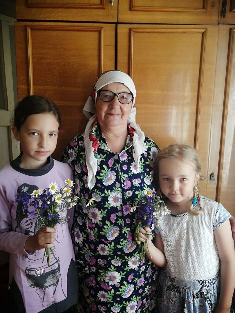 Югары Акхуҗадан Фәрзәнә Зиннурова бакча уңышларына багышлап шигырьләр язган