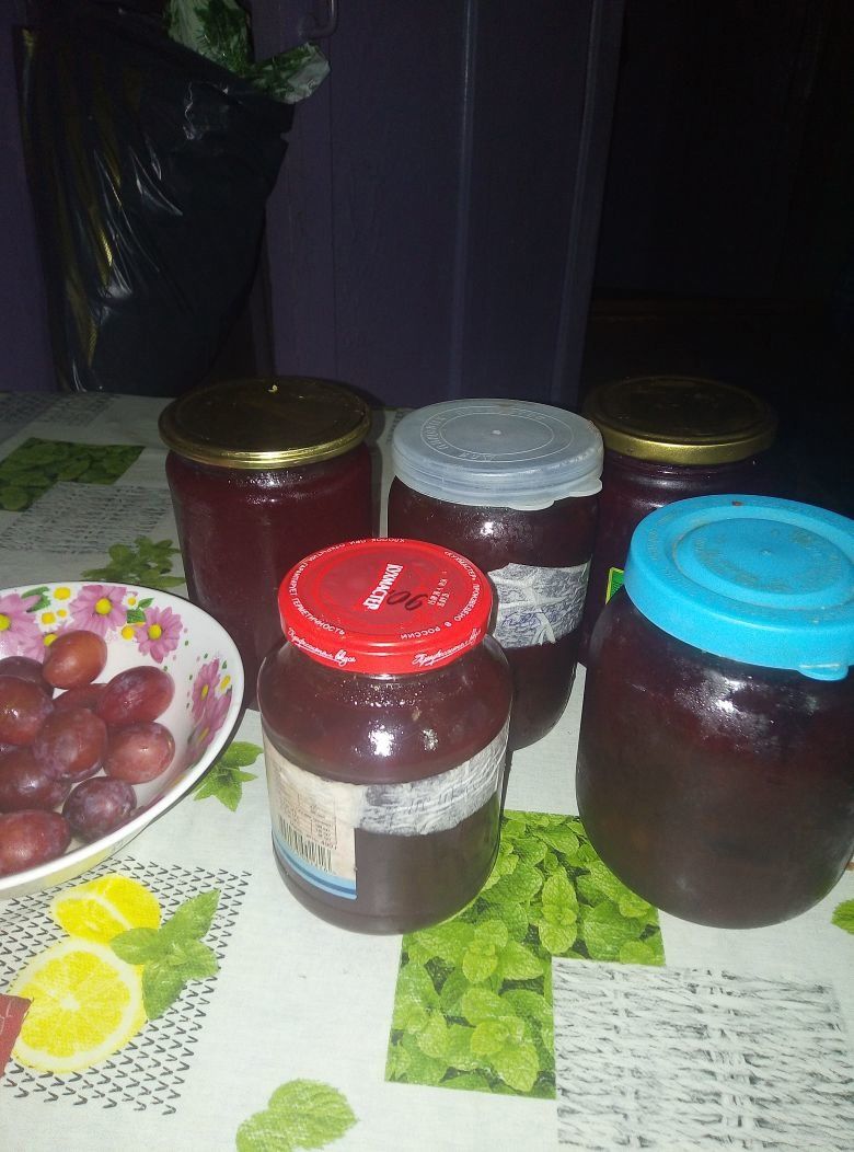 Югары Акхуҗадан Фәрзәнә Зиннурова бакча уңышларына багышлап шигырьләр язган