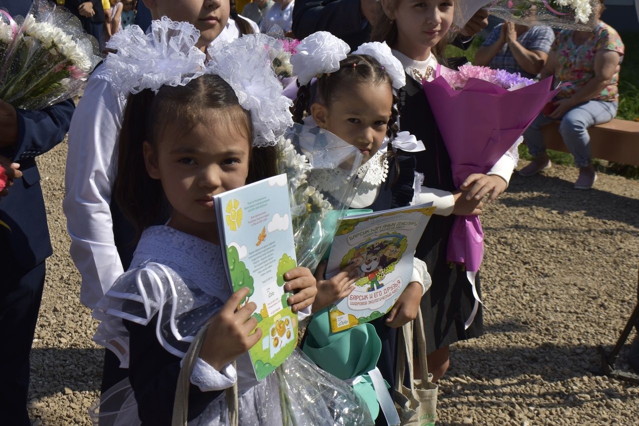 Чуру-Барышевская школа Апастовского района встретила День знаний обновленной