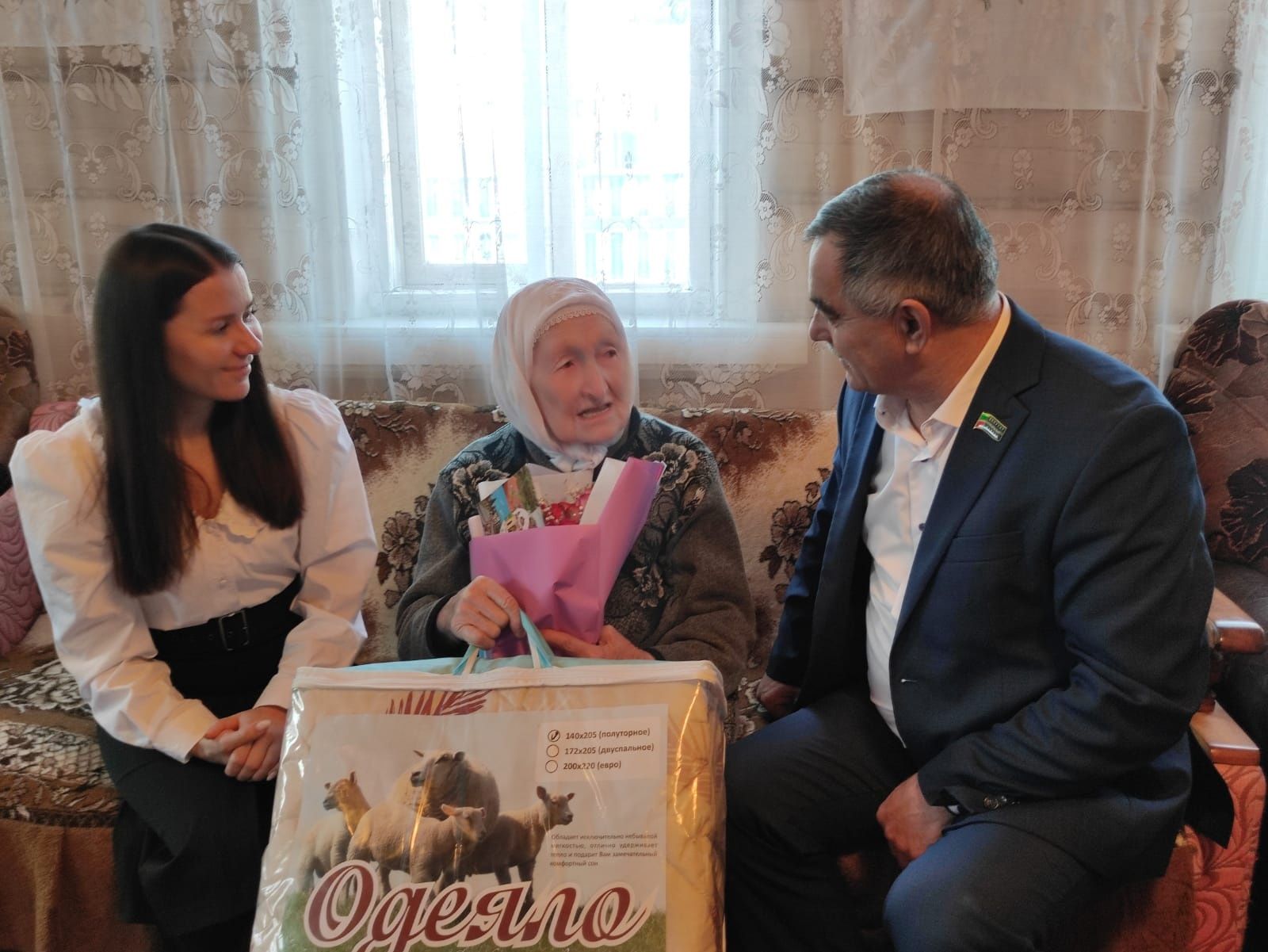 Әкълимә әби Абзалова мәрхәмәтле туганнарына рәхмәт әйтеп яши