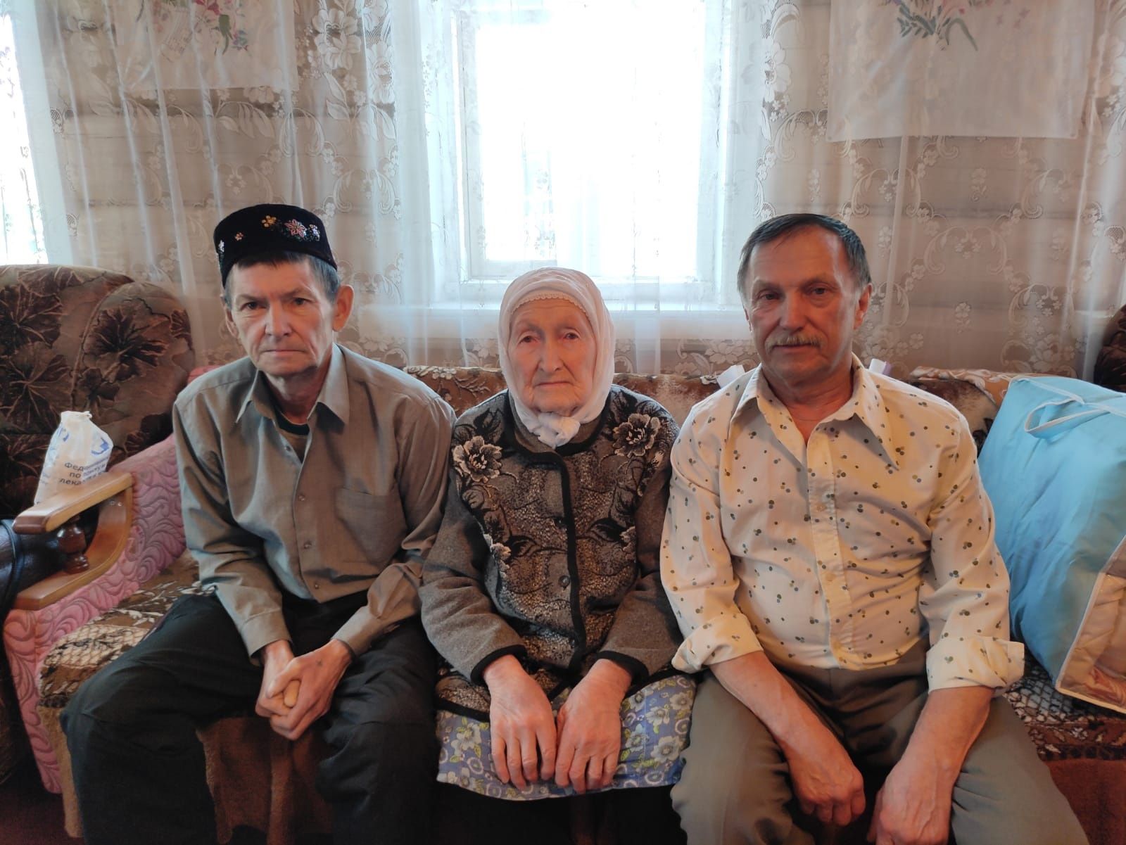 Әкълимә әби Абзалова мәрхәмәтле туганнарына рәхмәт әйтеп яши