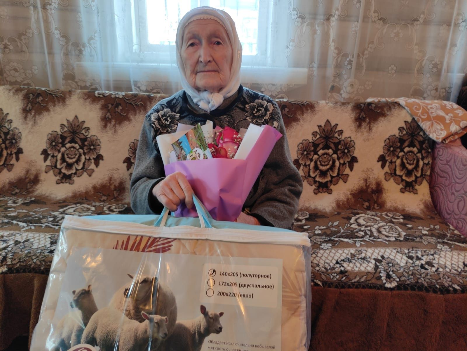 Әкълимә әби Абзалова мәрхәмәтле туганнарына рәхмәт әйтеп яши