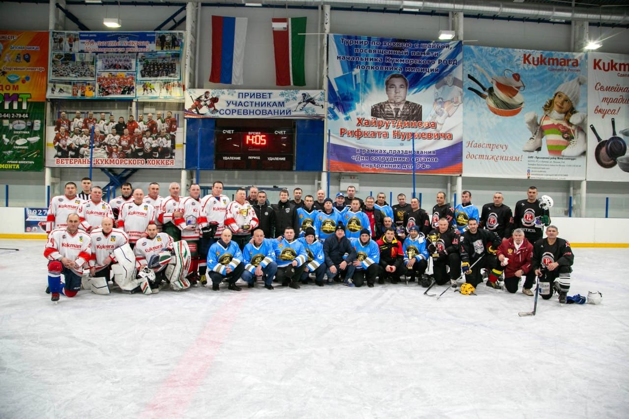 18 ноября в ЛДС «Олимп» г. Кукмор Федерация хоккея РТ провела традиционный ветеранский турнир 45+ по хоккею, посвященный «Дню народного единства»