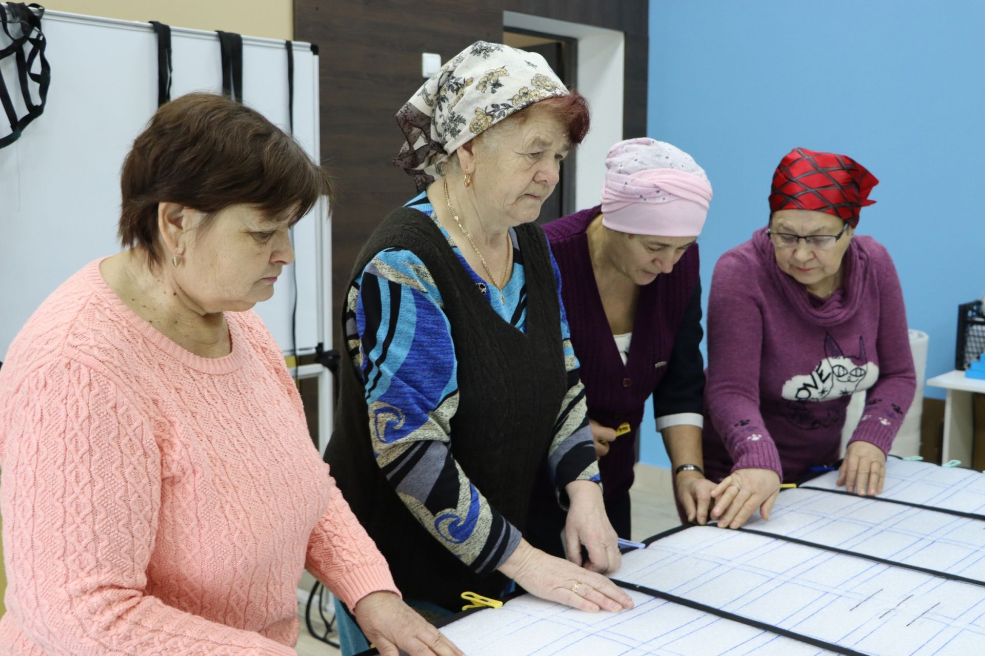 Апаста алтын йөрәкле көмеш волонтерлар носилкалар тегә