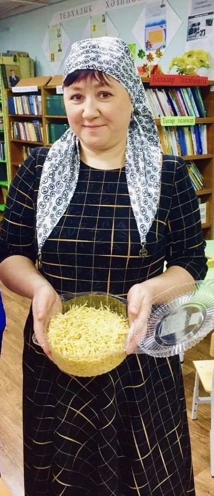 Борнаш авылында мобилизацияләнүчеләр өчен өй токмачы әзерлиләр