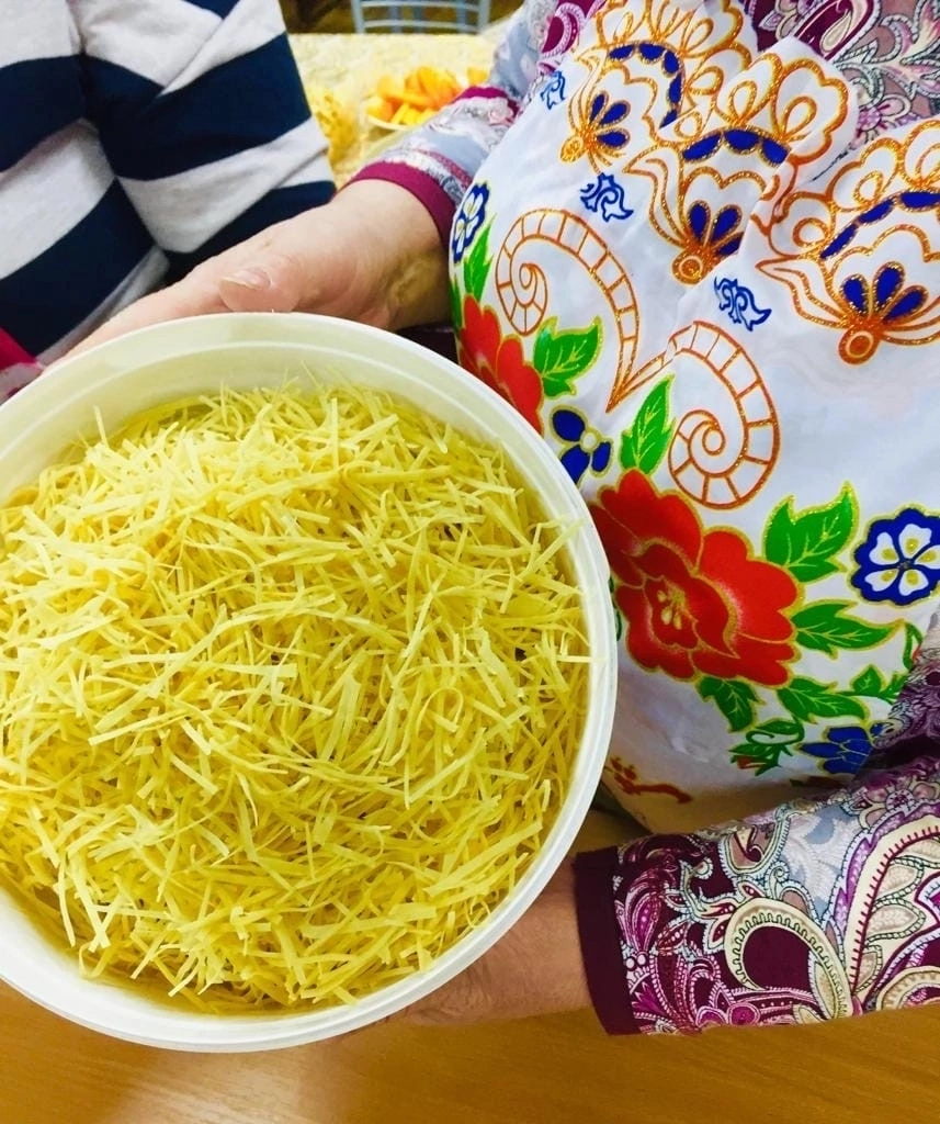 Борнаш авылында мобилизацияләнүчеләр өчен өй токмачы әзерлиләр