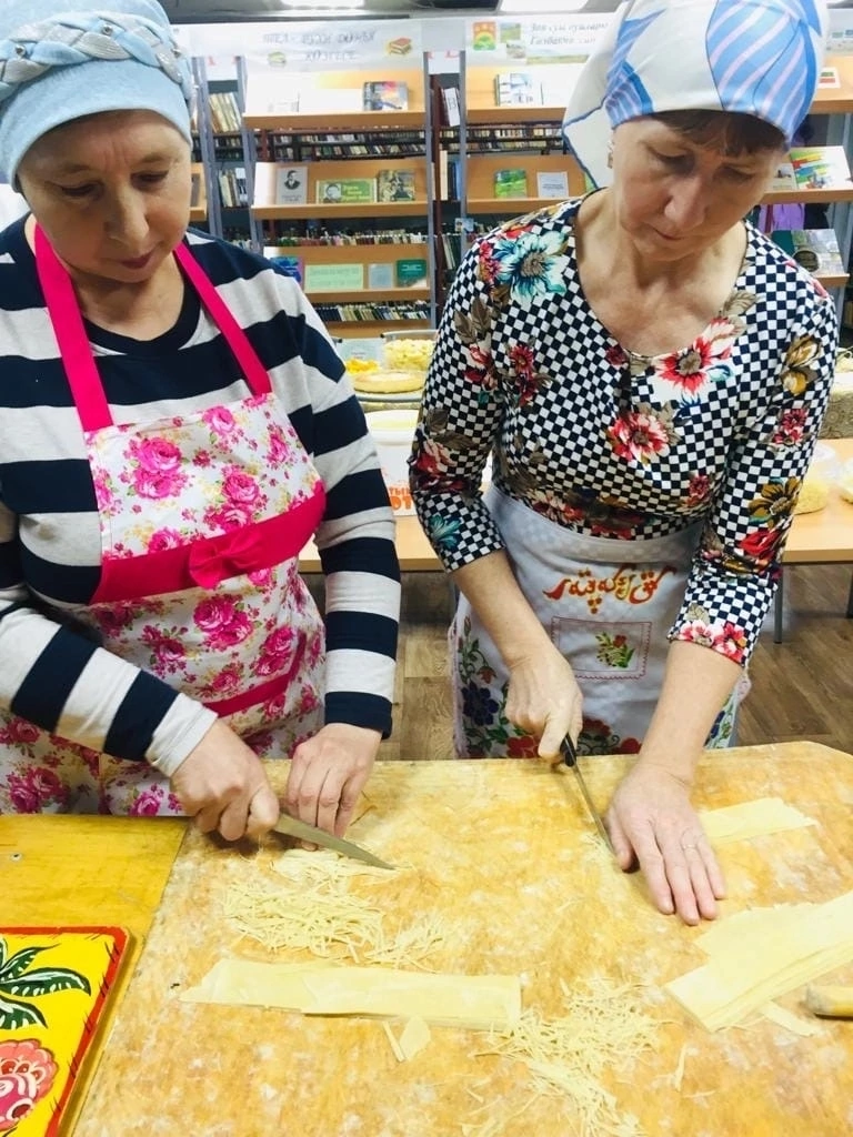 Борнаш авылында мобилизацияләнүчеләр өчен өй токмачы әзерлиләр