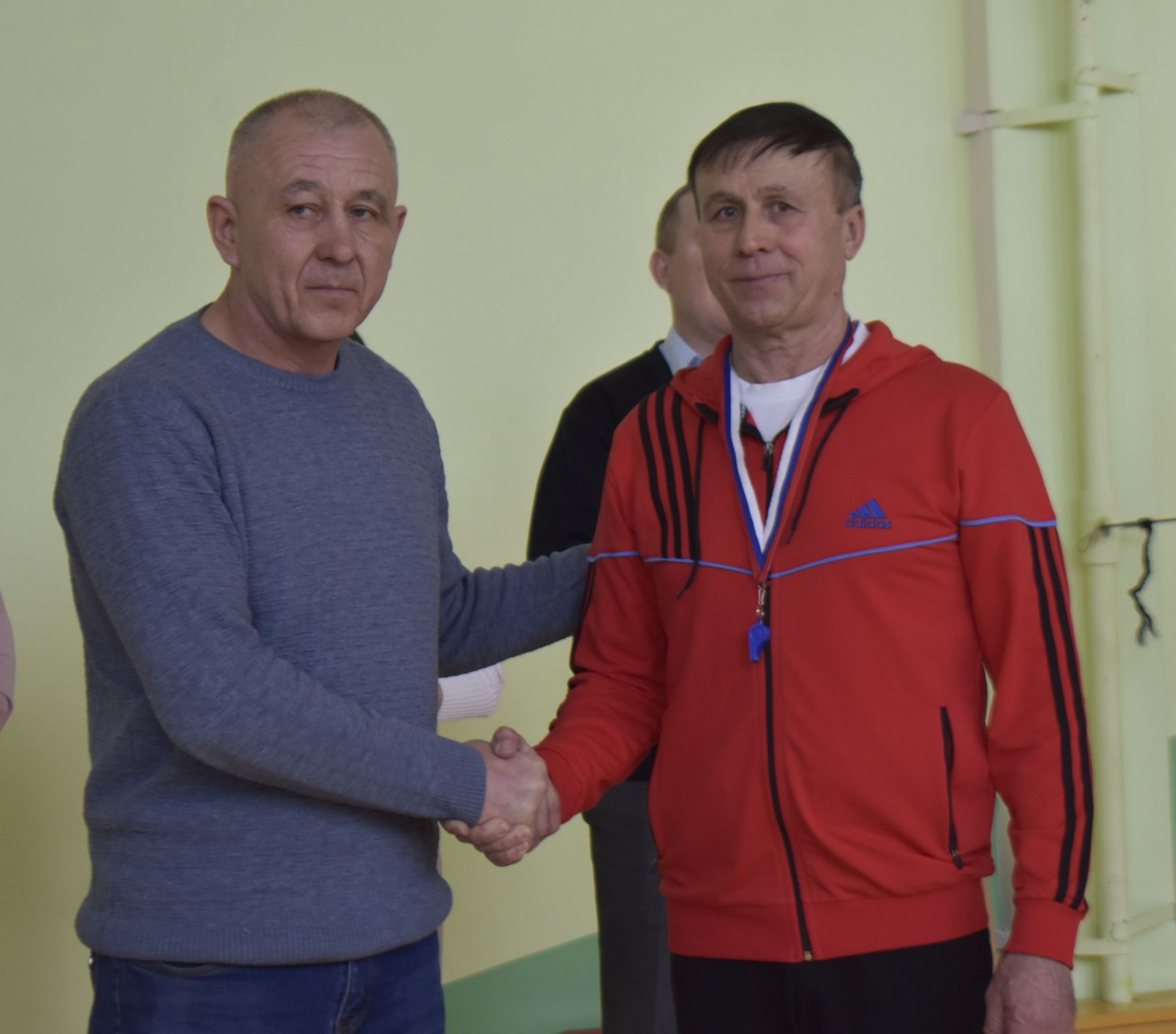 Апаста укытучы Рәмис Гыйззәтов үзенең туган көнендә волейбол ярышлары үткәрде
