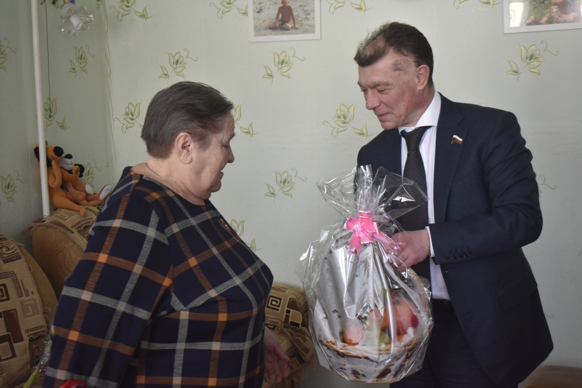 Россия Федерациясенең Дәүләт Думасы депутаты Максим Топилин батыр ир-егет үстергән Анага олы хөрмәтен белдерде