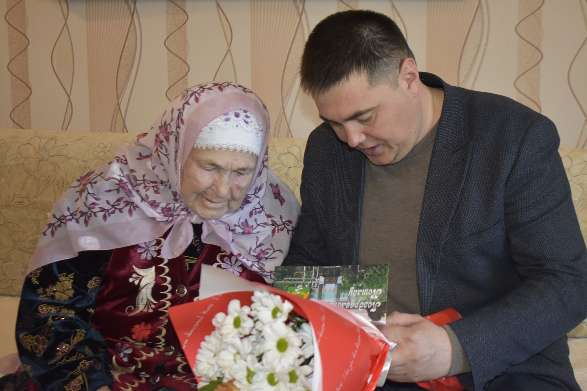 Танай-Турай авылында яшәүче Суфия әби Гафурова Ил Башлыгының котлау хатын алды