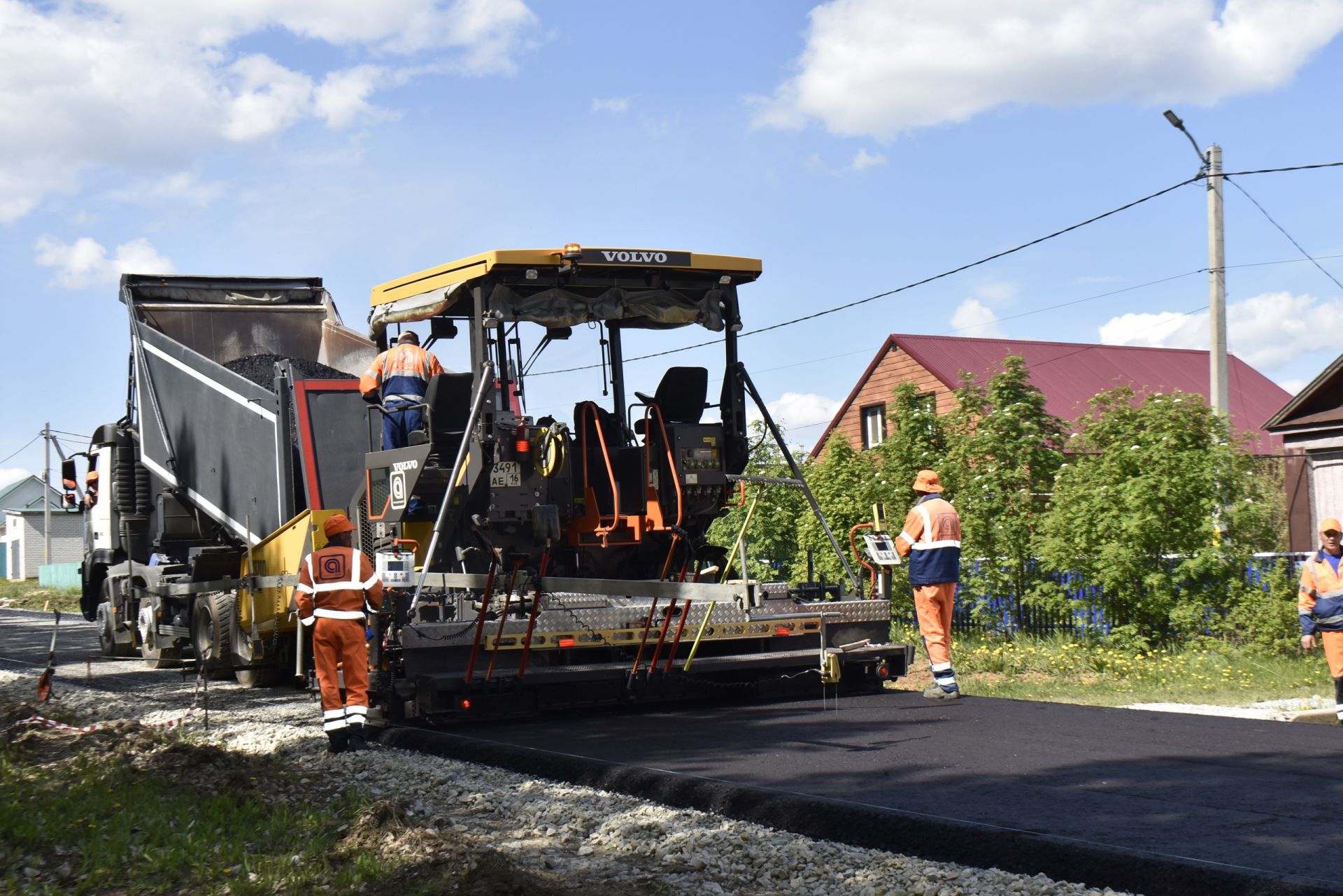 В Апастово строятся асфальтированные дороги