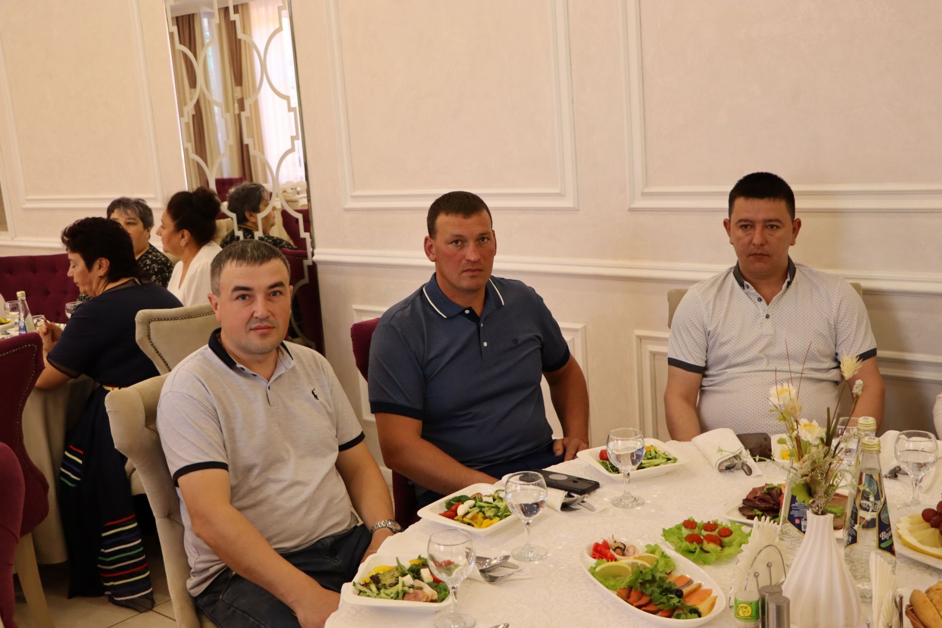 Апас эшмәкәрләре район башлыгы белән очрашты