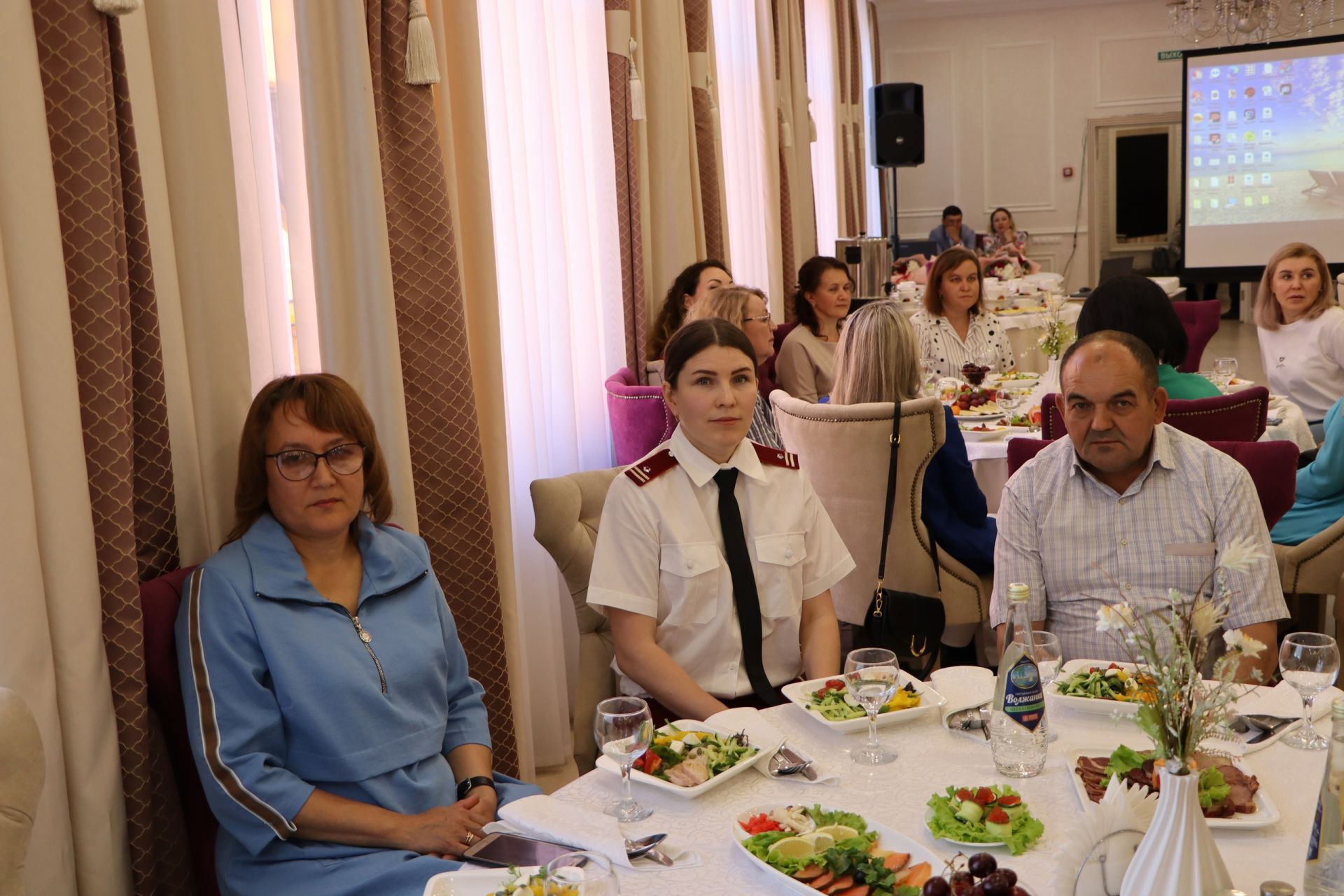 Апас эшмәкәрләре район башлыгы белән очрашты