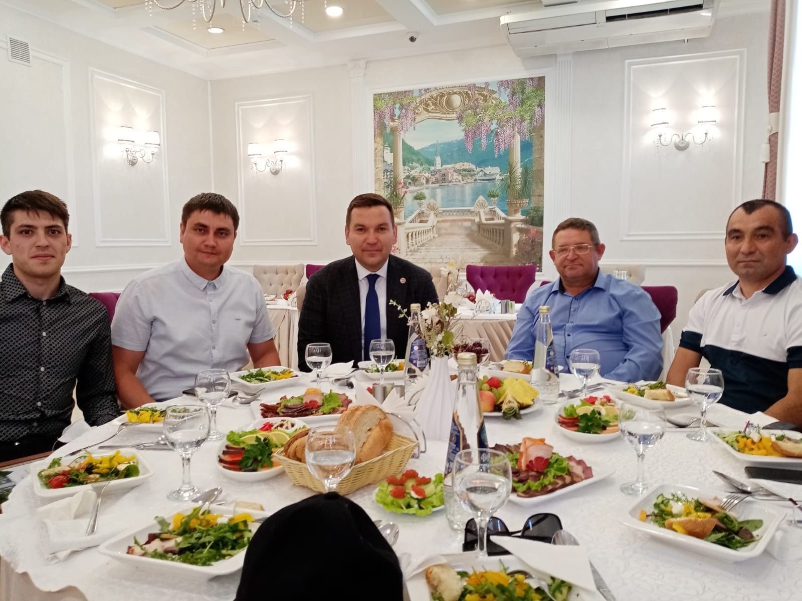 Апас эшмәкәрләре район башлыгы белән очрашты
