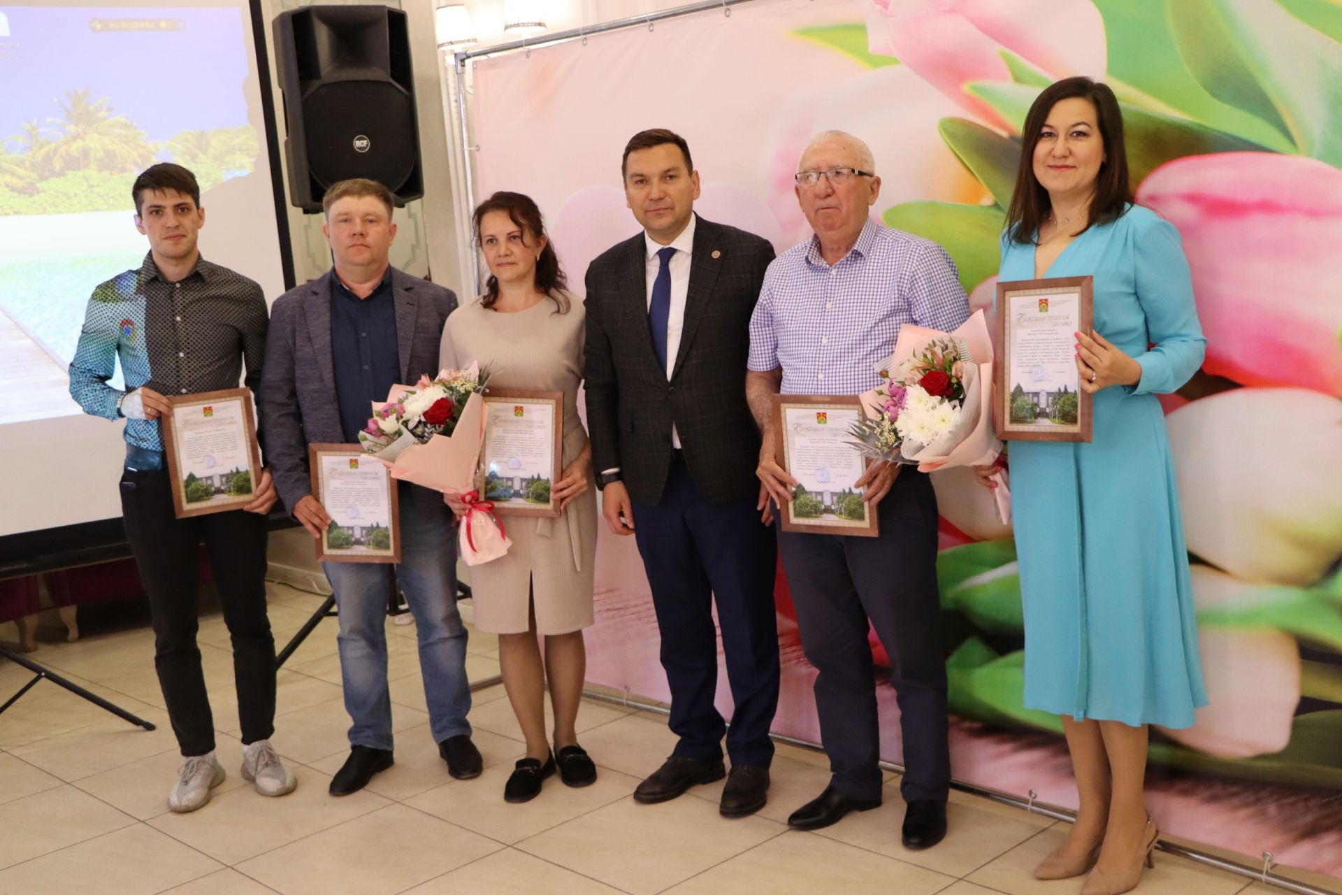 Апас эшмәкәрләре район башлыгы белән очрашты