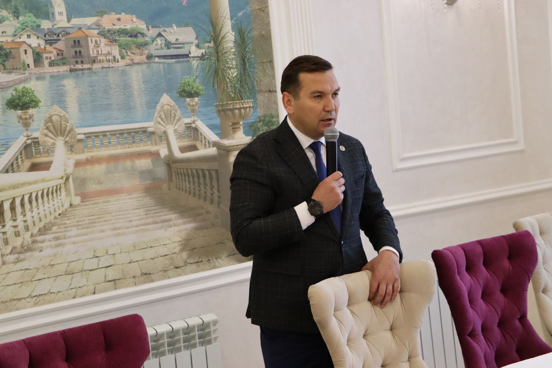 Апас эшмәкәрләре район башлыгы белән очрашты