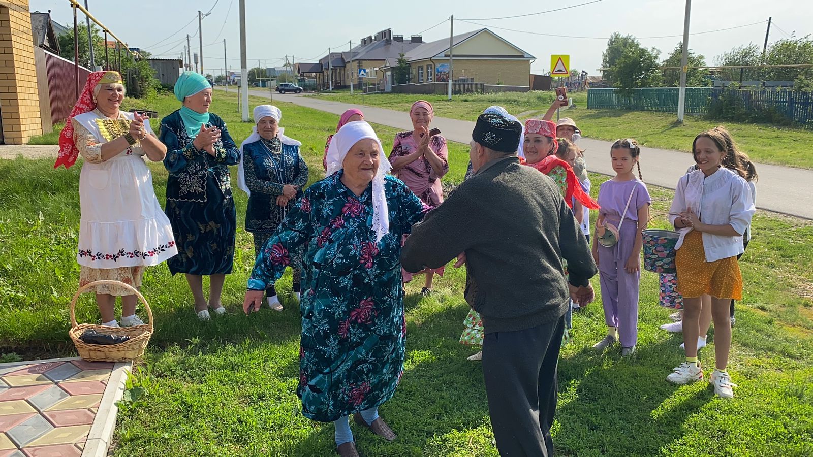 Иске Әнәле авылында Сабантуйга бүләк җыйдылар