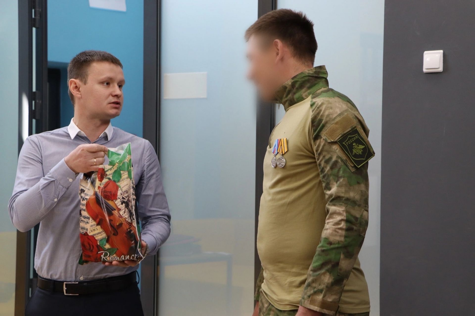 Апаста волонтерлар хәрби-контрактчы егет Салават Мингалиев белән очраштылар