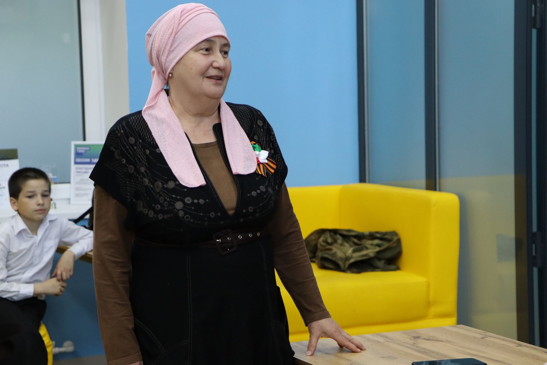 Апаста волонтерлар хәрби-контрактчы егет Салават Мингалиев белән очраштылар