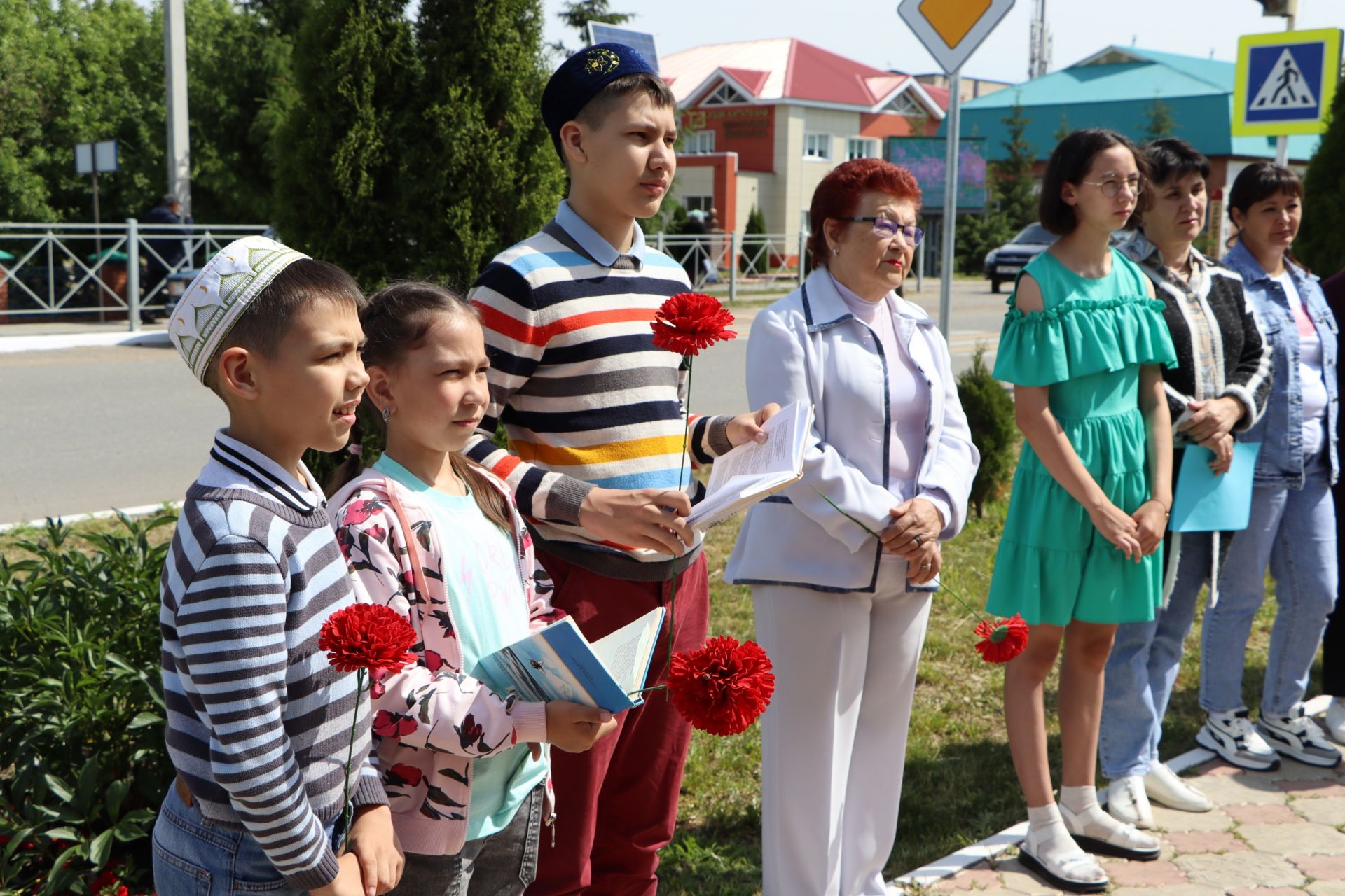Апаслылар Александр Сергеевич Пушкинның бюстына чәчәкләр салды