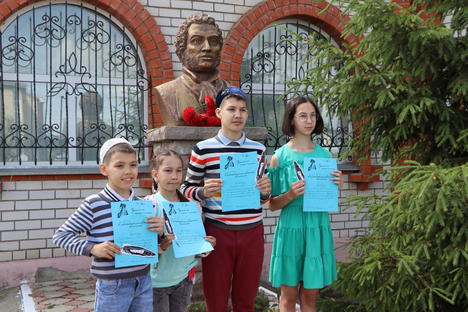 Апаслылар Александр Сергеевич Пушкинның бюстына чәчәкләр салды