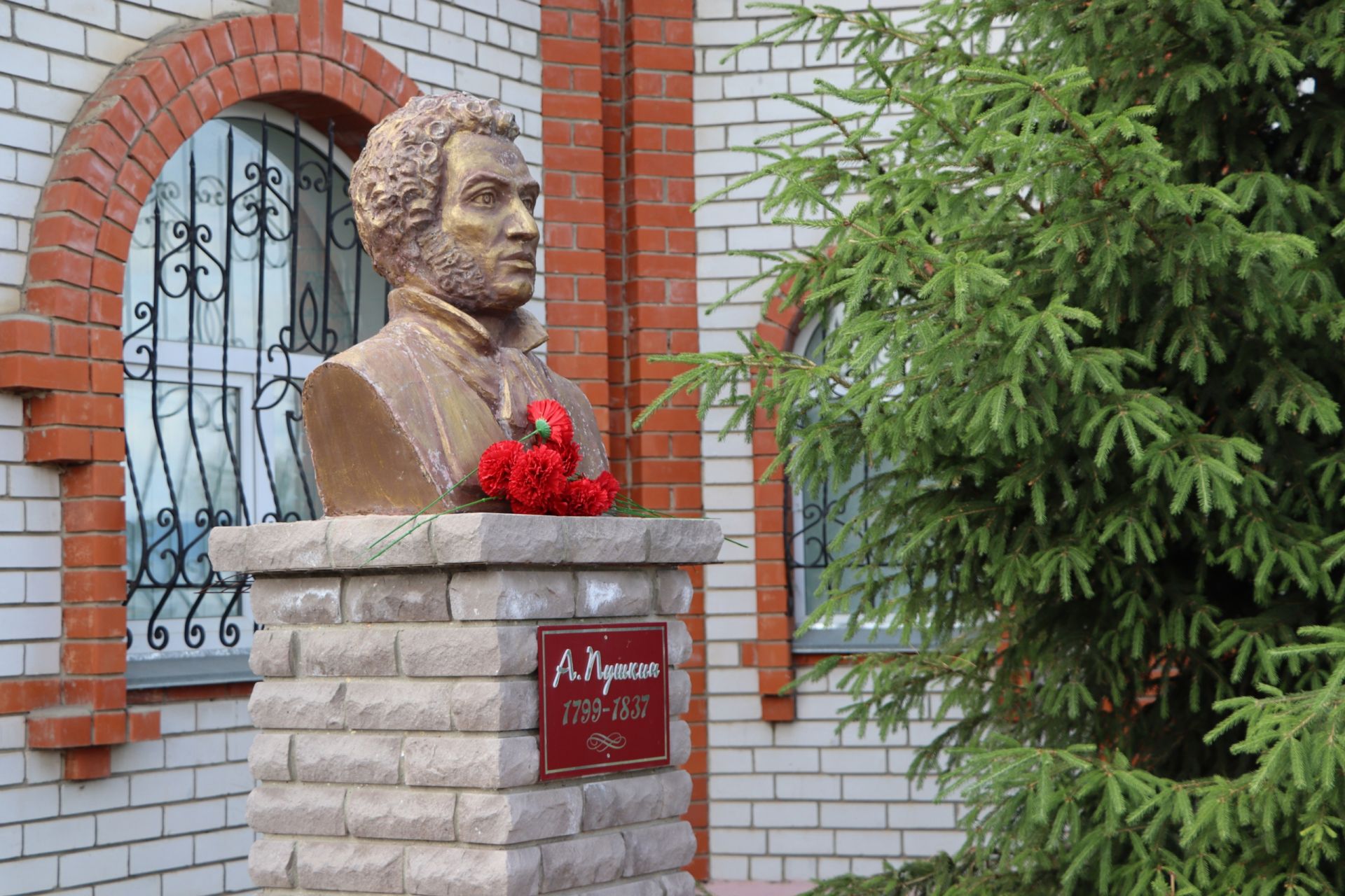 Апаслылар Александр Сергеевич Пушкинның бюстына чәчәкләр салды