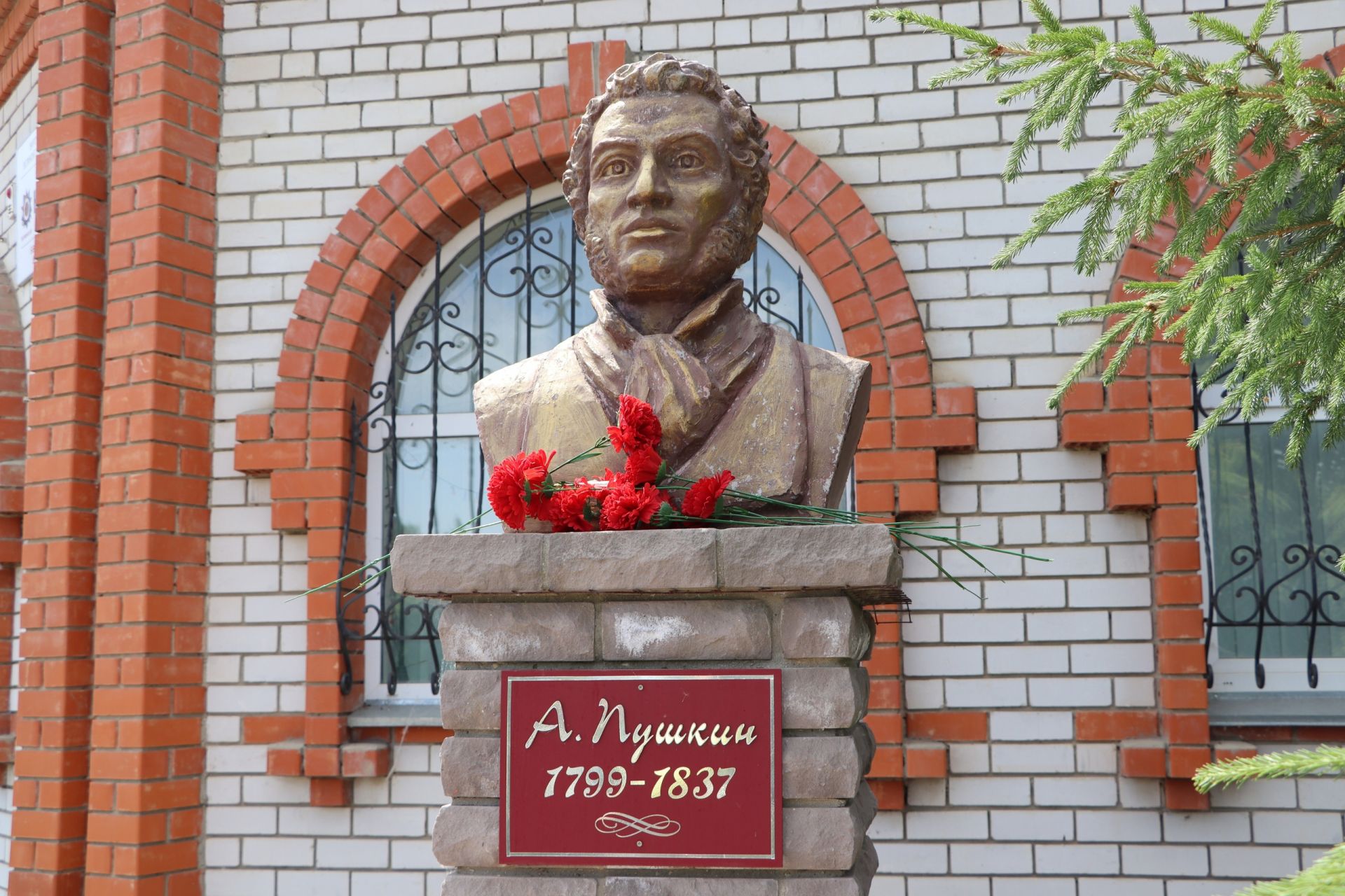 Апаслылар Александр Сергеевич Пушкинның бюстына чәчәкләр салды