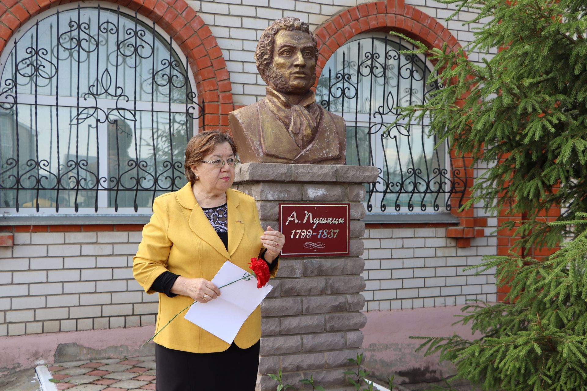 Апаслылар Александр Сергеевич Пушкинның бюстына чәчәкләр салды