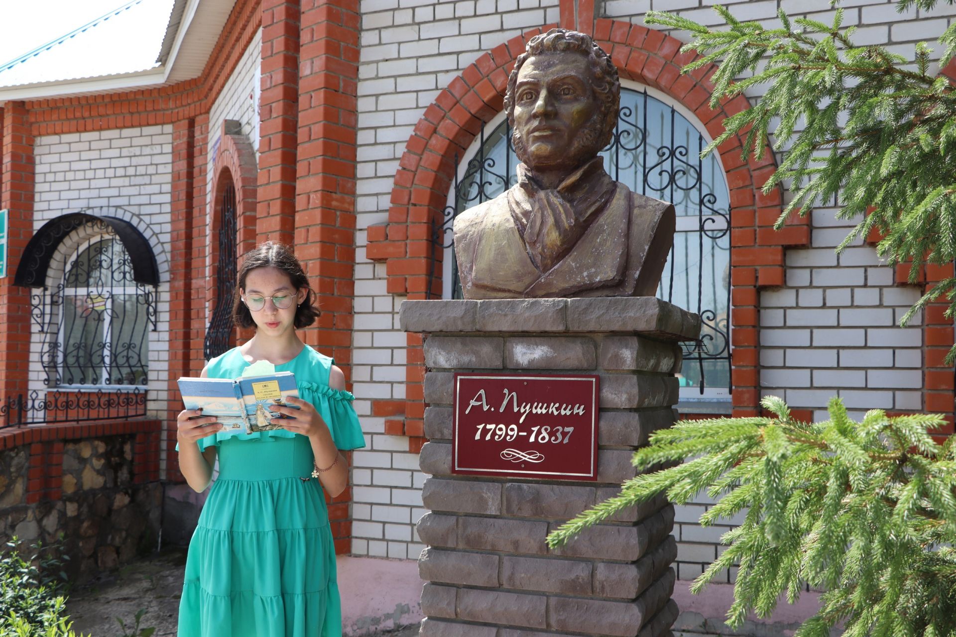 Апаслылар Александр Сергеевич Пушкинның бюстына чәчәкләр салды
