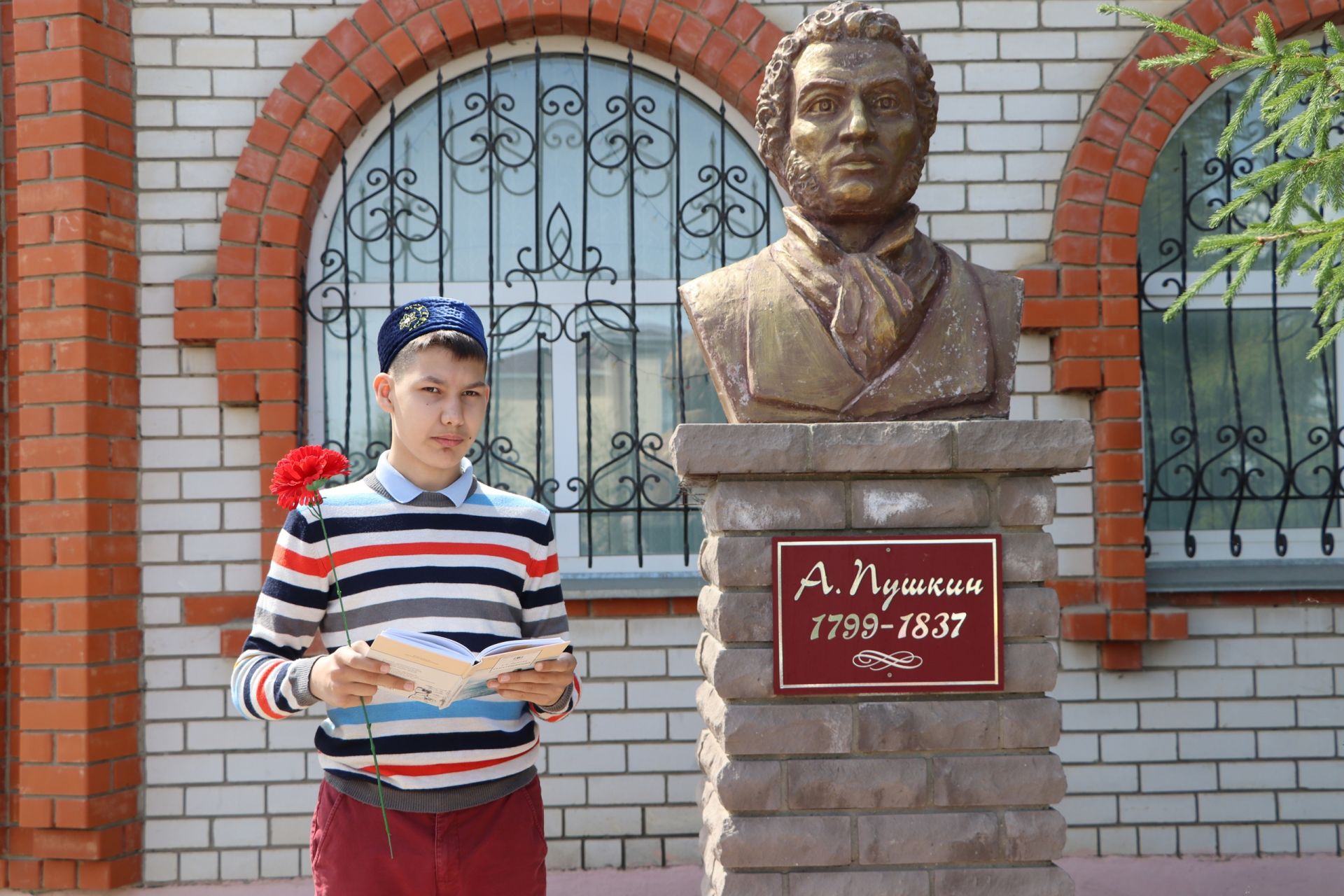 Апаслылар Александр Сергеевич Пушкинның бюстына чәчәкләр салды