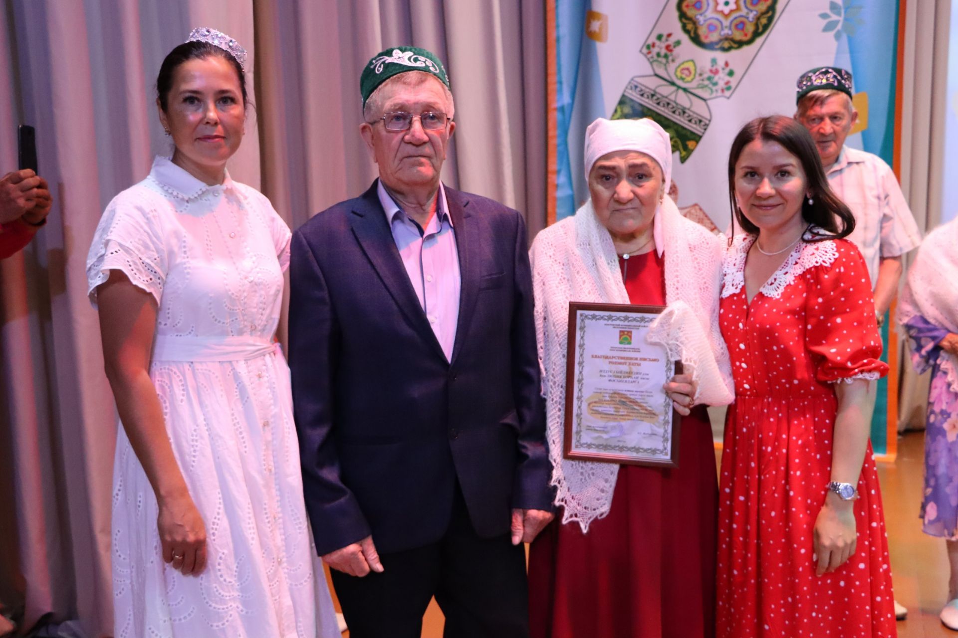 Апаста үрнәк гаилә юлы узган гаиләләр хөрмәтләнде