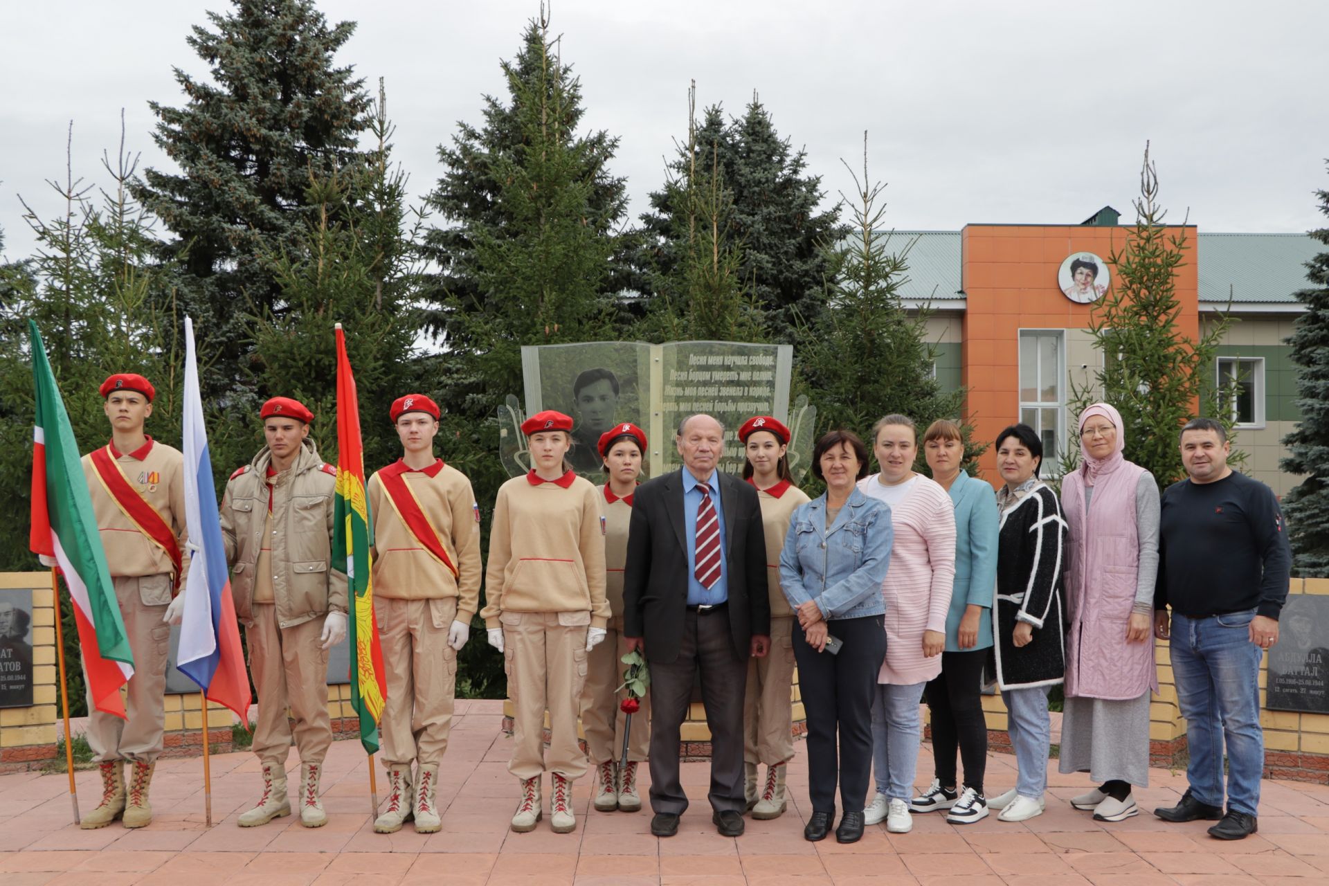 Өлкән хезмәттәшебез, танылган журналист Азат Сункишев җәлилчеләр истәлегенә чәчәкләр салды