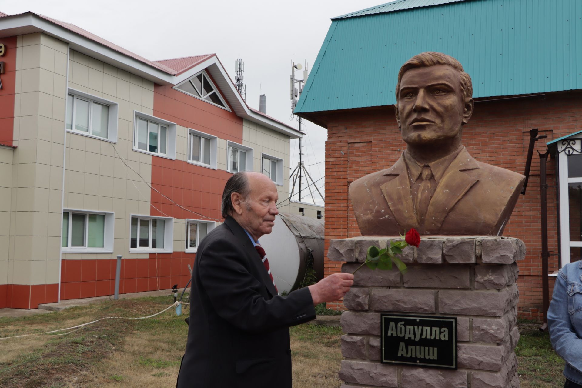 Өлкән хезмәттәшебез, танылган журналист Азат Сункишев җәлилчеләр истәлегенә чәчәкләр салды