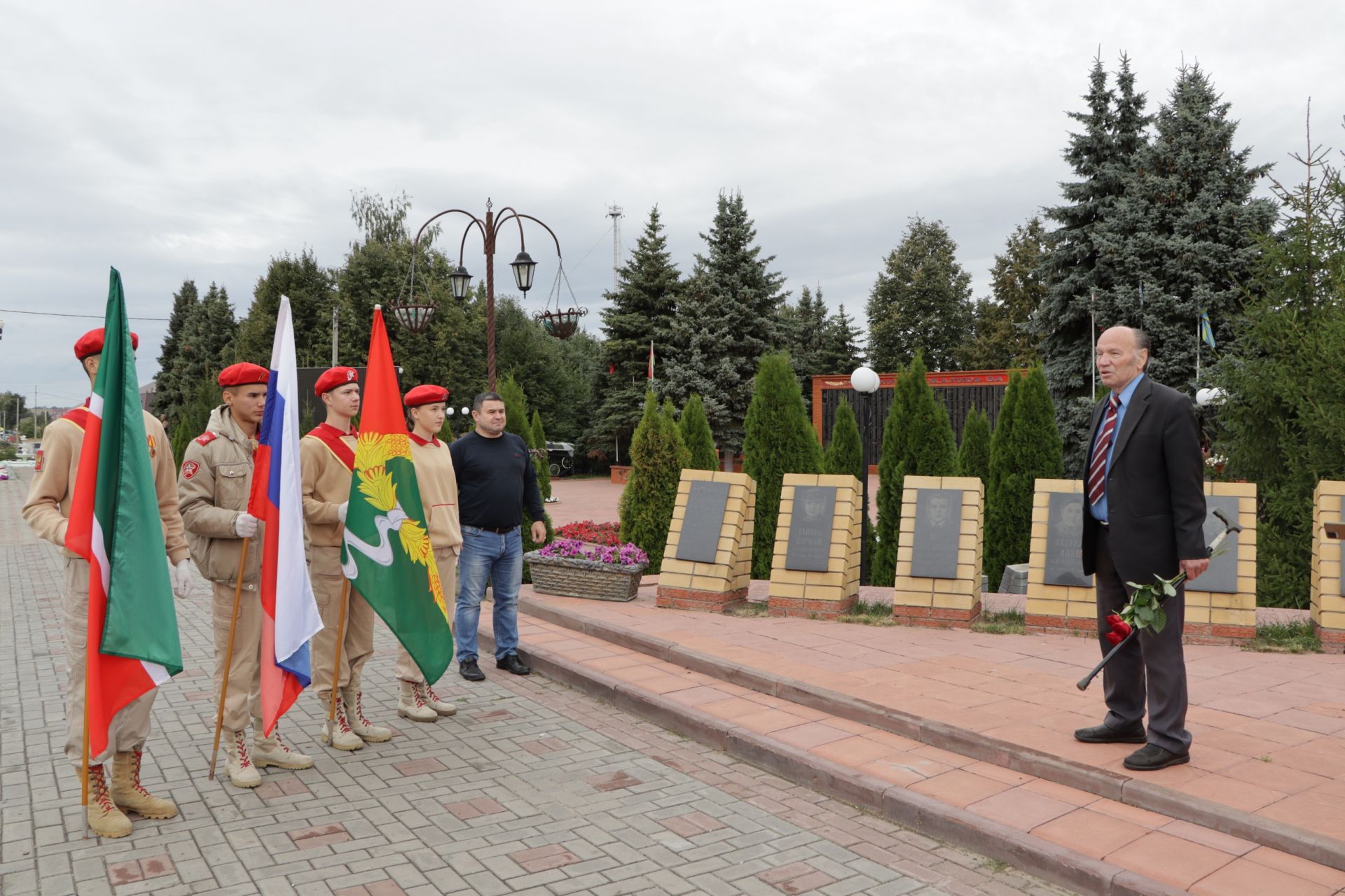 Өлкән хезмәттәшебез, танылган журналист Азат Сункишев җәлилчеләр истәлегенә чәчәкләр салды