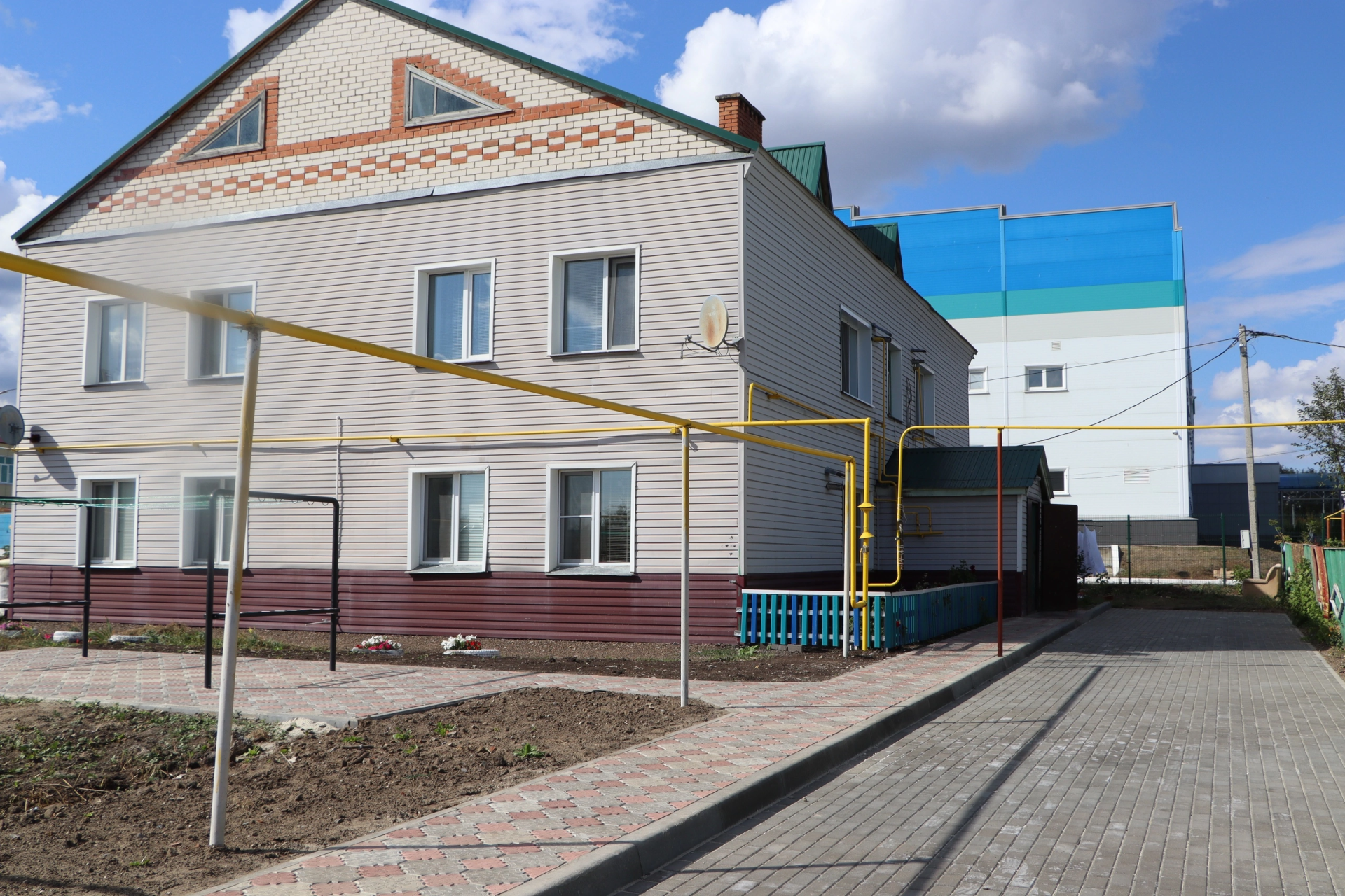 Благоустраиваются и обновляются дворы по госпрограмме “Наш двор”