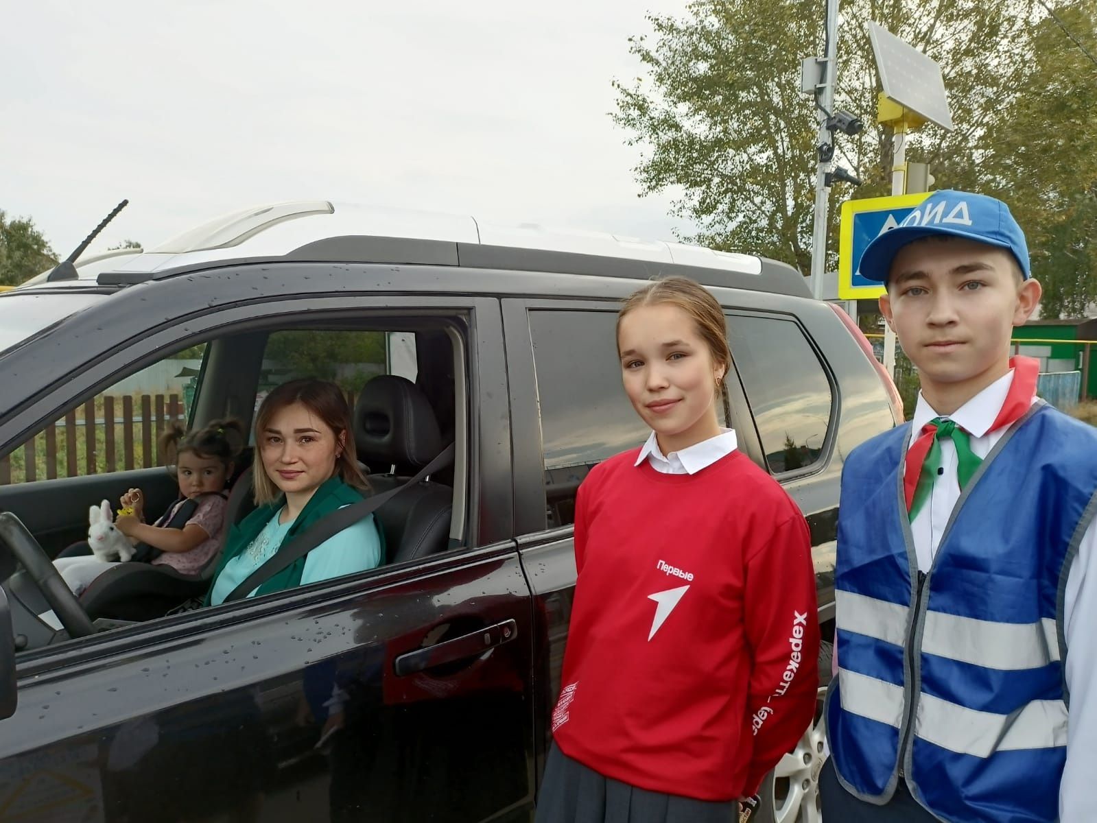 Апас мәктәбенең яшь юл сакчылары “Бала – төп пассажир” акциясенә кушылды