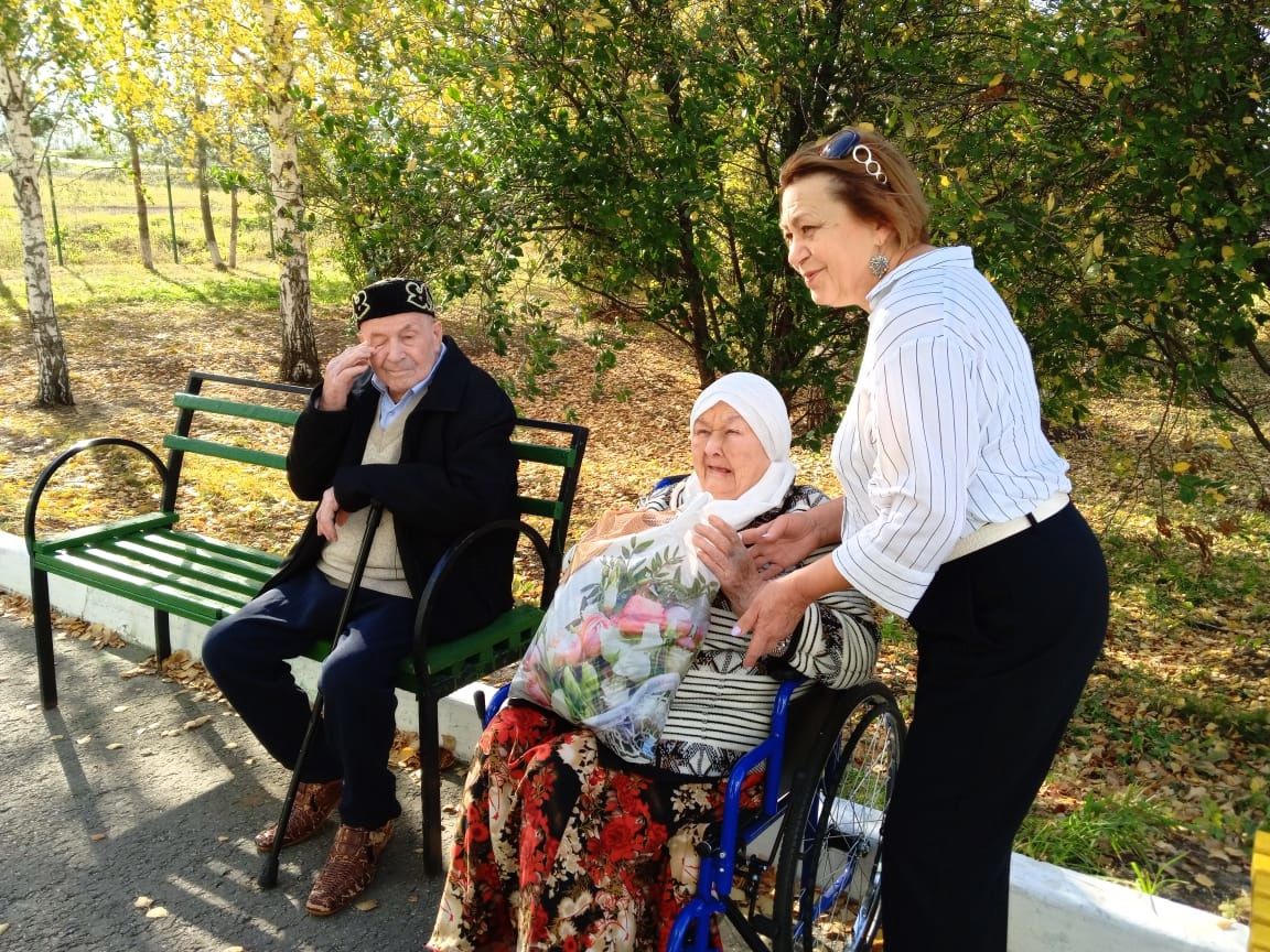 Картлар йортларында тәрбияләнүче якташлар күчтәнәчләр алды
