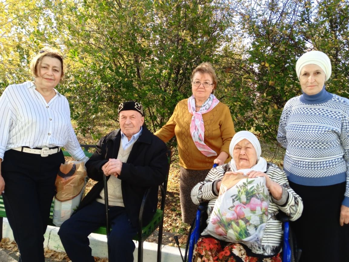 Картлар йортларында тәрбияләнүче якташлар күчтәнәчләр алды