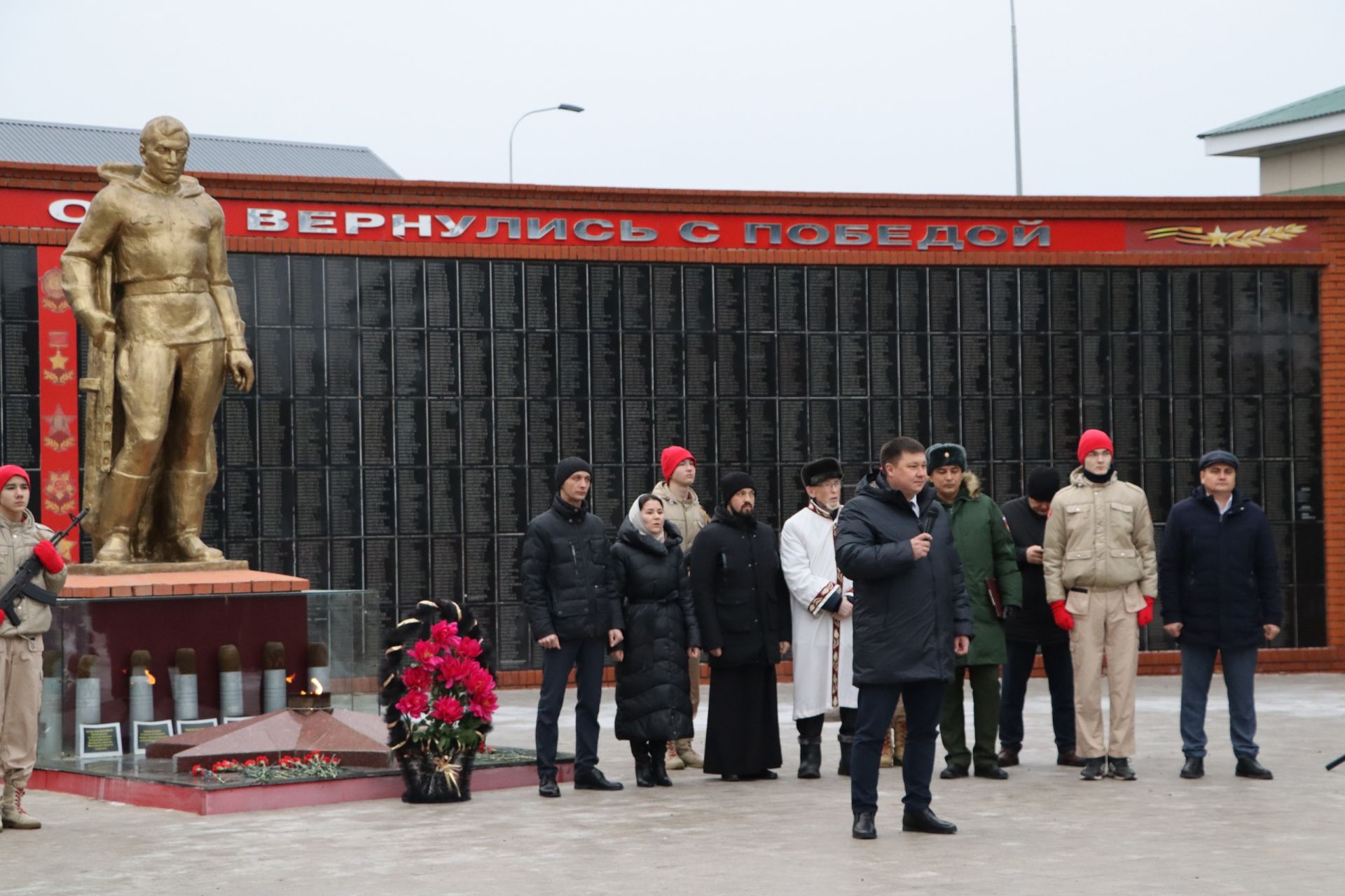 Апаста “Билгесез солдат” һәйкәленә чәчәкләр салдылар